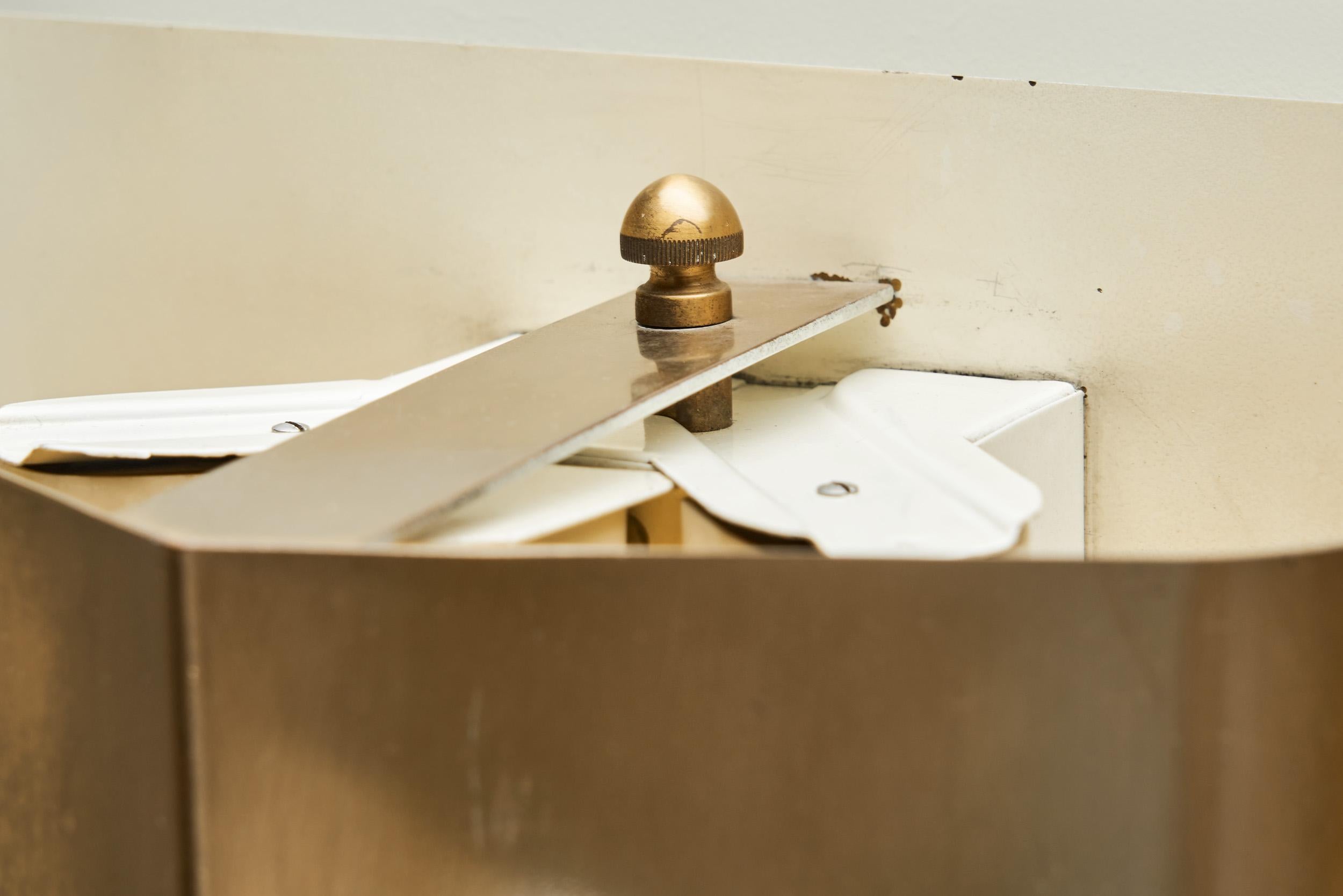 Lampada da parete moderna svedese in ottone con finitura laccata bianca, Svezia, 1940 ca. in vendita 4