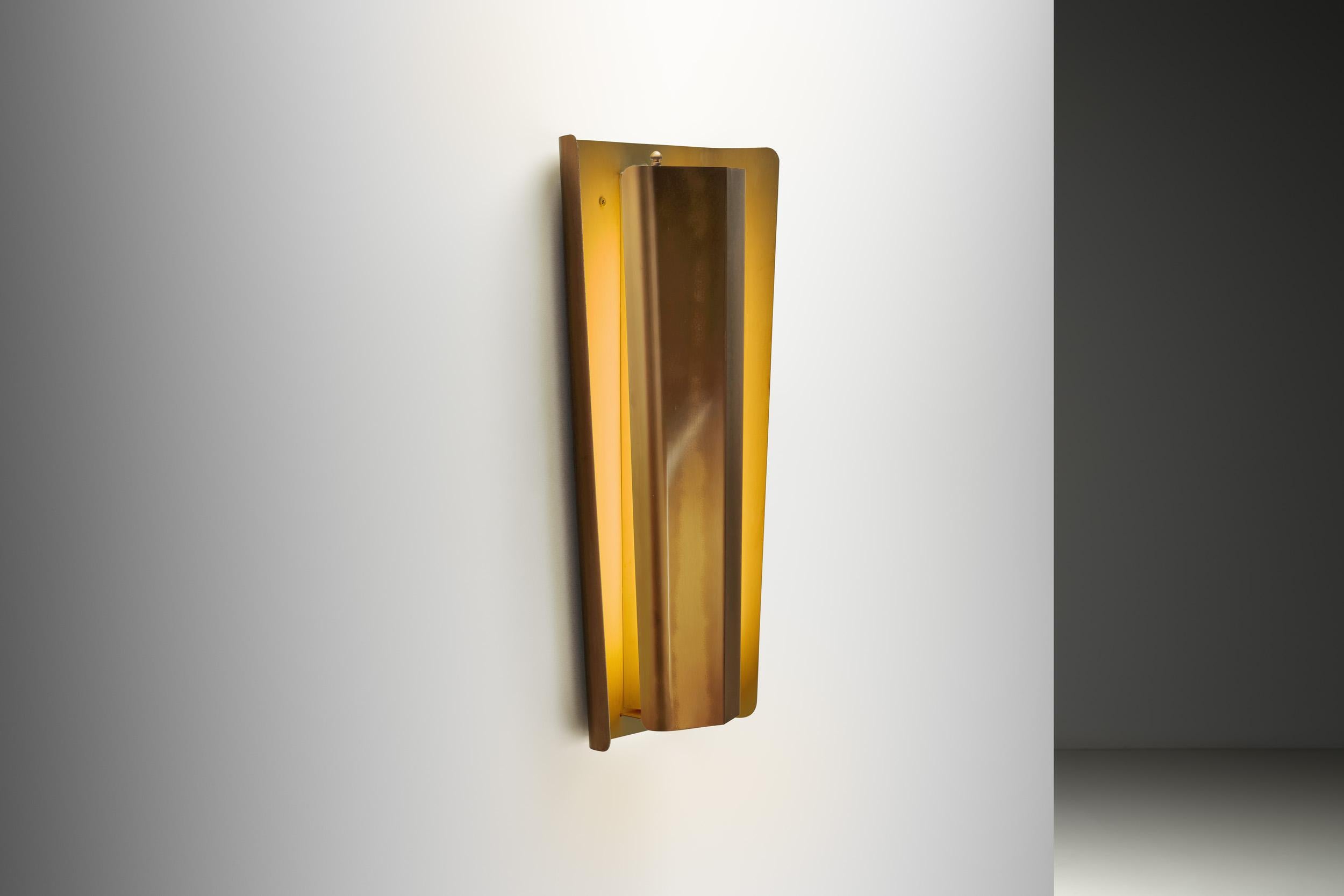 Il Modern Design svedese è stato un'evoluzione dello stile ed è nato da un deciso impegno estetico e sociale per elevare lo standard della casa svedese e migliorare il gusto per una migliore qualità del design. Questa lampada da parete riflette