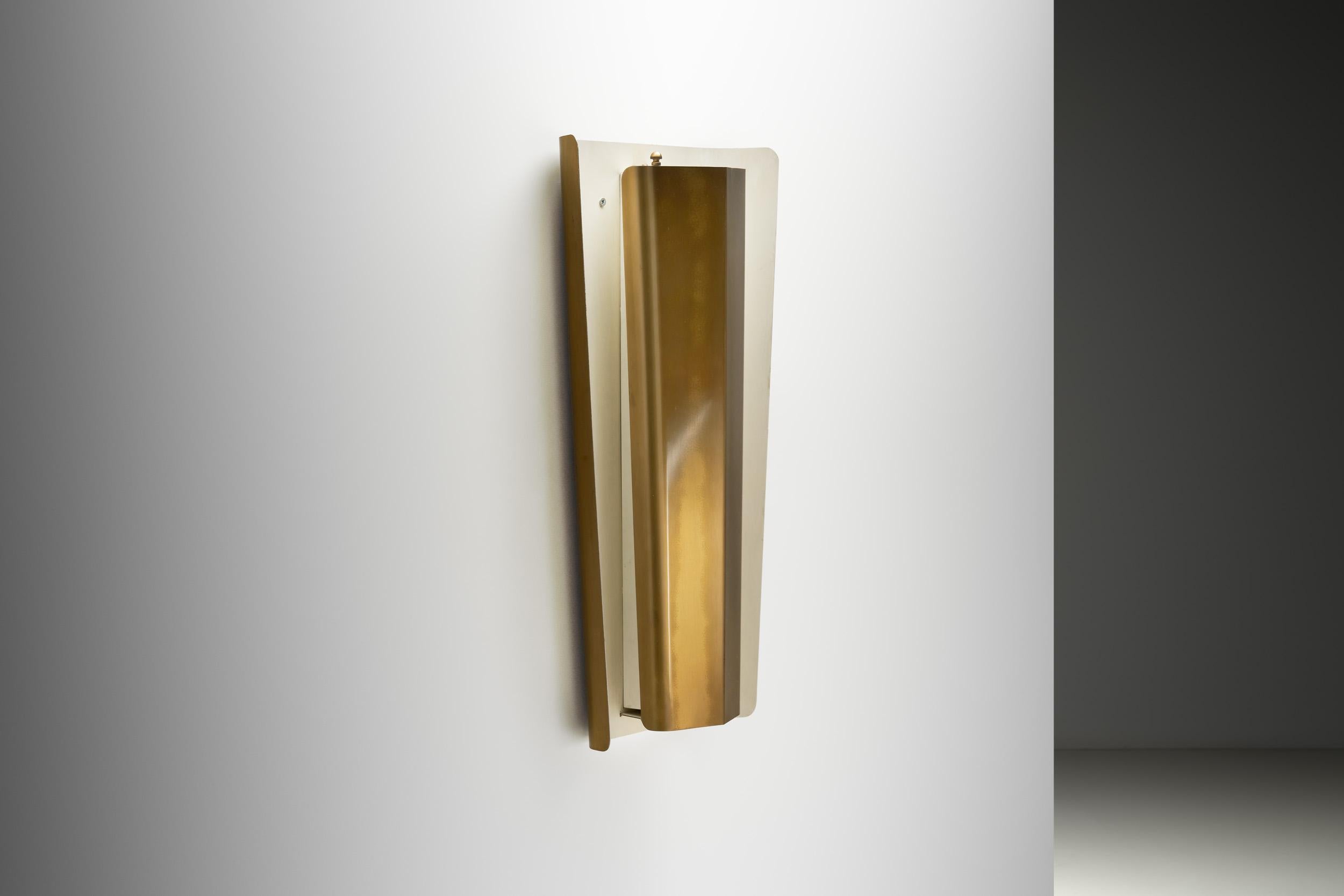 Scandinavo moderno Lampada da parete moderna svedese in ottone con finitura laccata bianca, Svezia, 1940 ca. in vendita