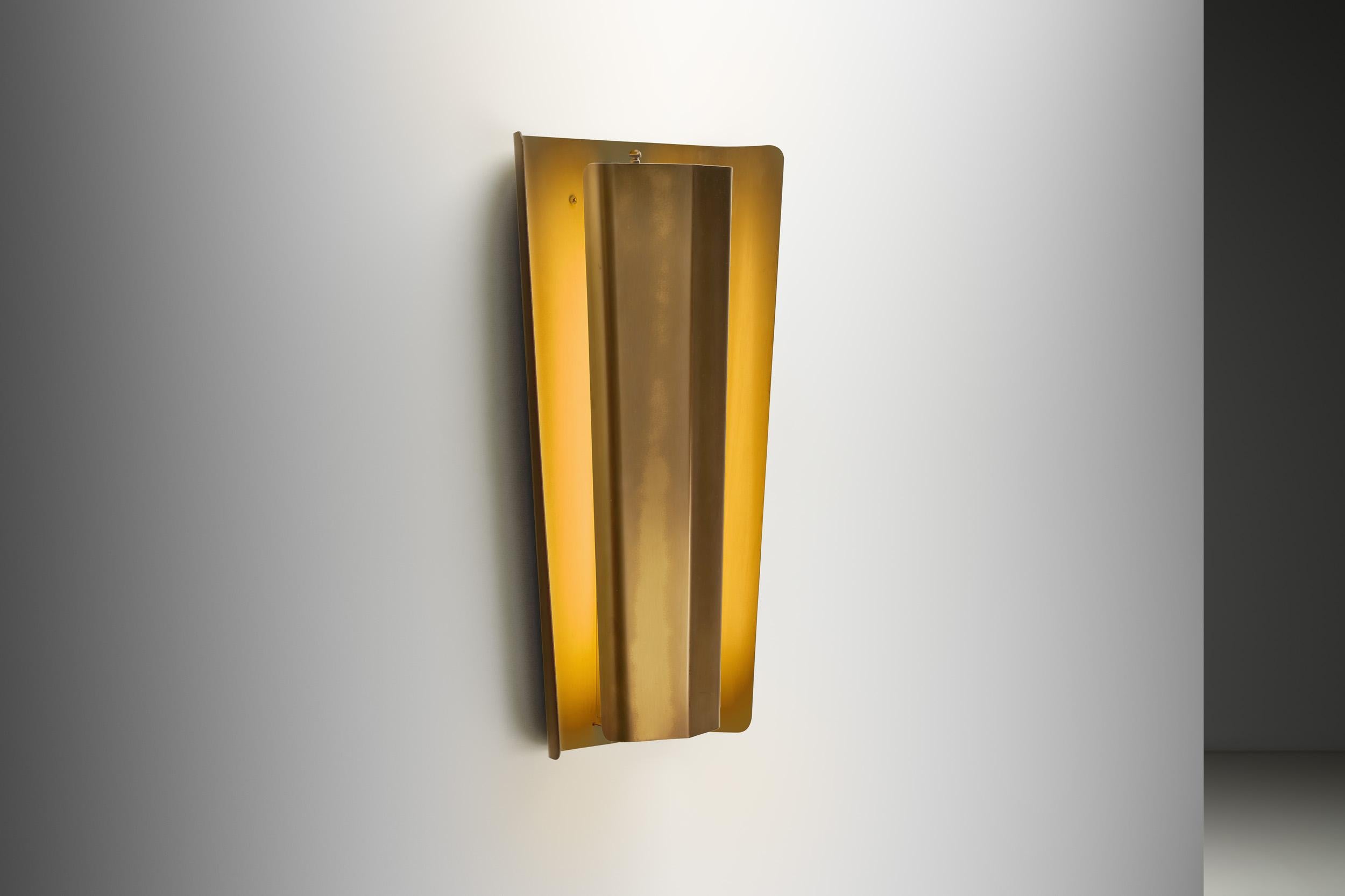 Svedese Lampada da parete moderna svedese in ottone con finitura laccata bianca, Svezia, 1940 ca. in vendita