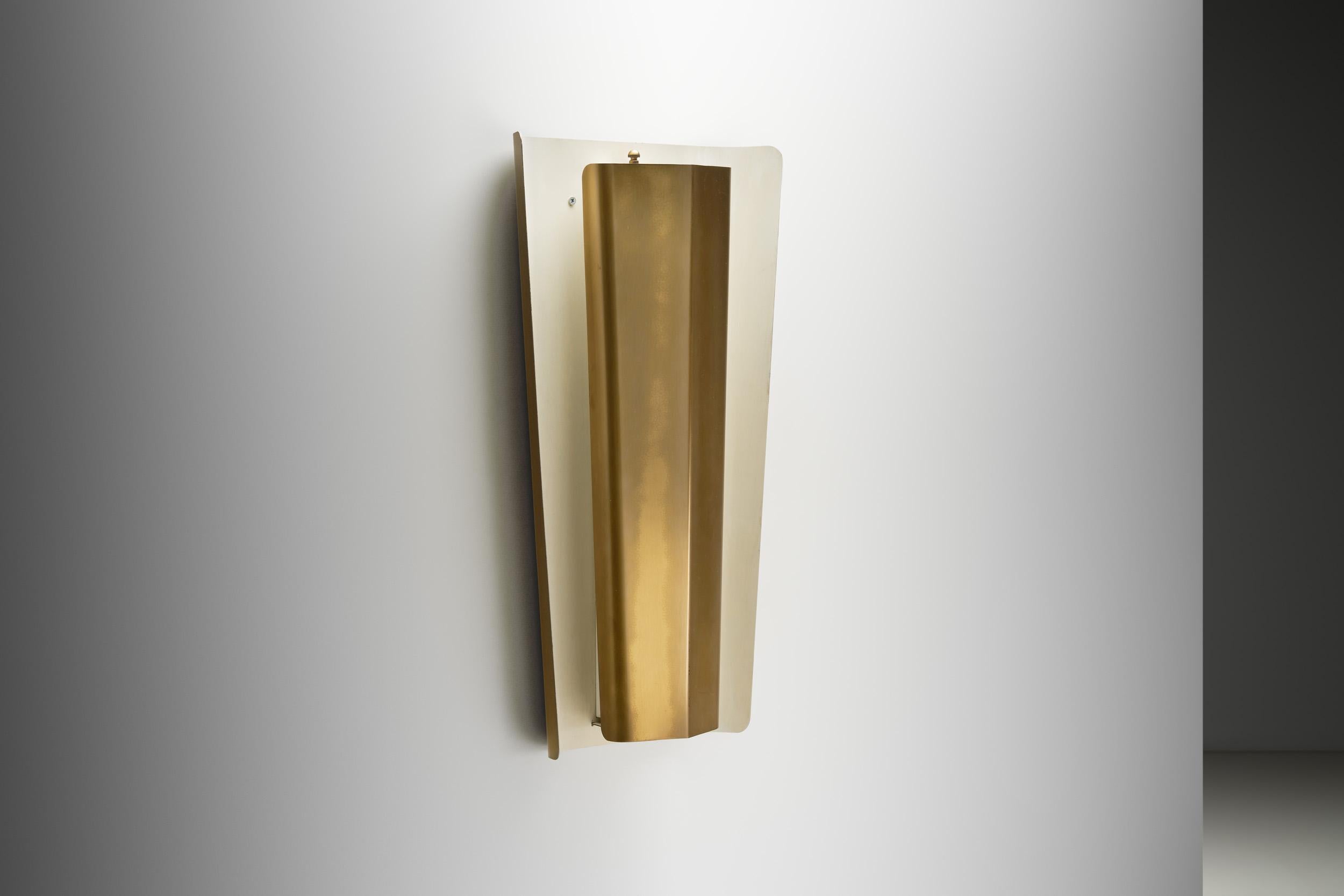 Lampada da parete moderna svedese in ottone con finitura laccata bianca, Svezia, 1940 ca. In condizioni buone in vendita a Utrecht, NL