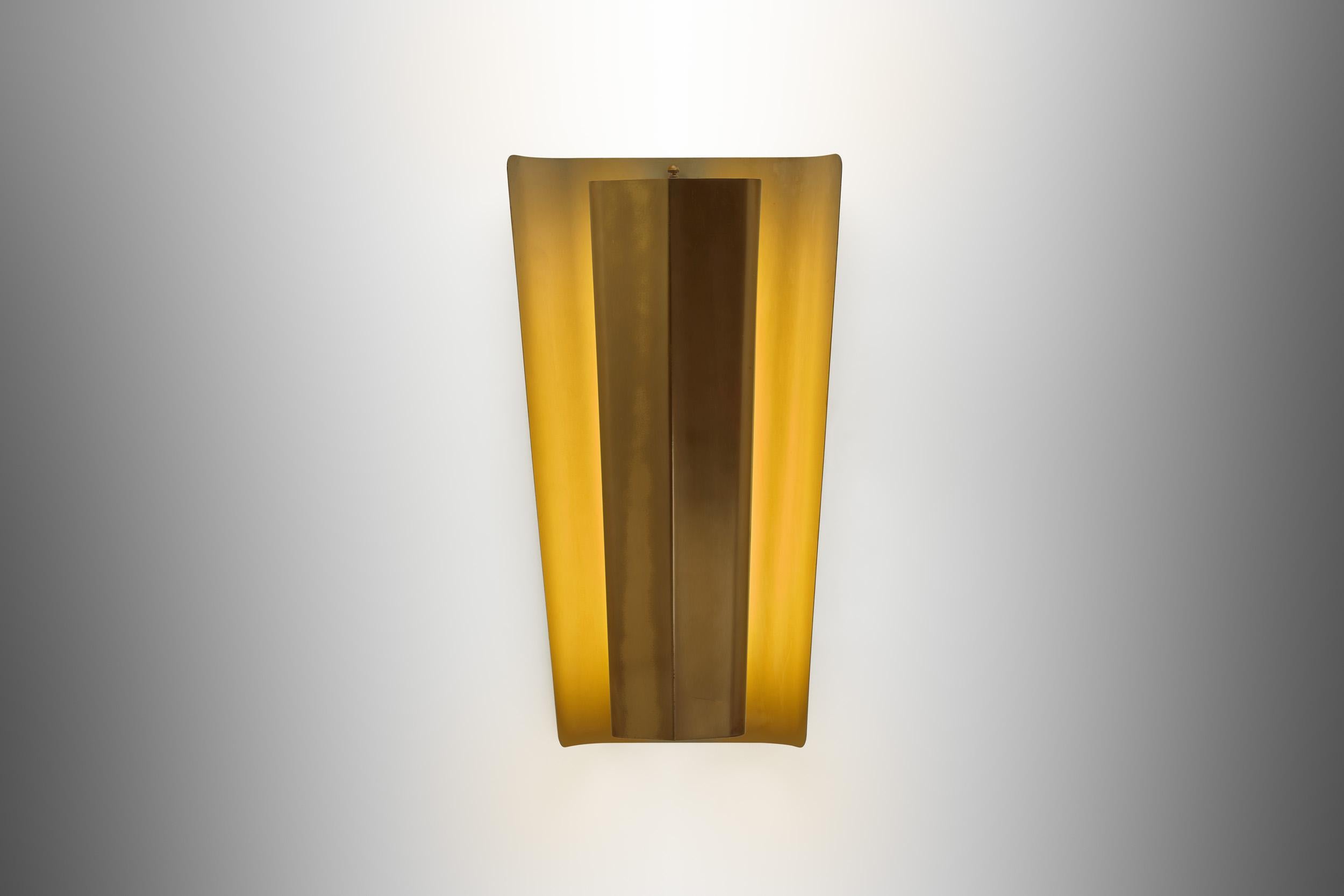 Metà XX secolo Lampada da parete moderna svedese in ottone con finitura laccata bianca, Svezia, 1940 ca. in vendita