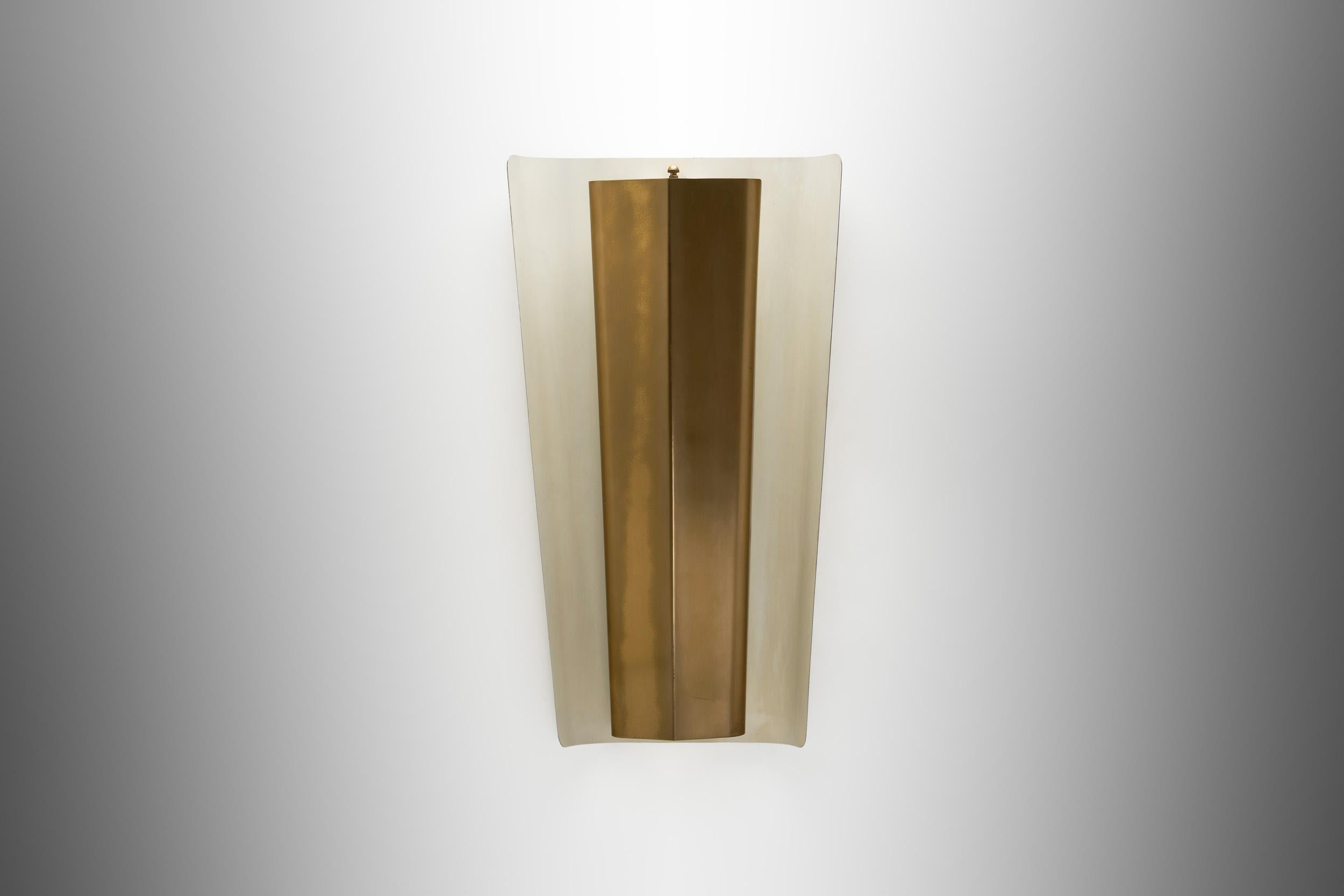 Ottone Lampada da parete moderna svedese in ottone con finitura laccata bianca, Svezia, 1940 ca. in vendita