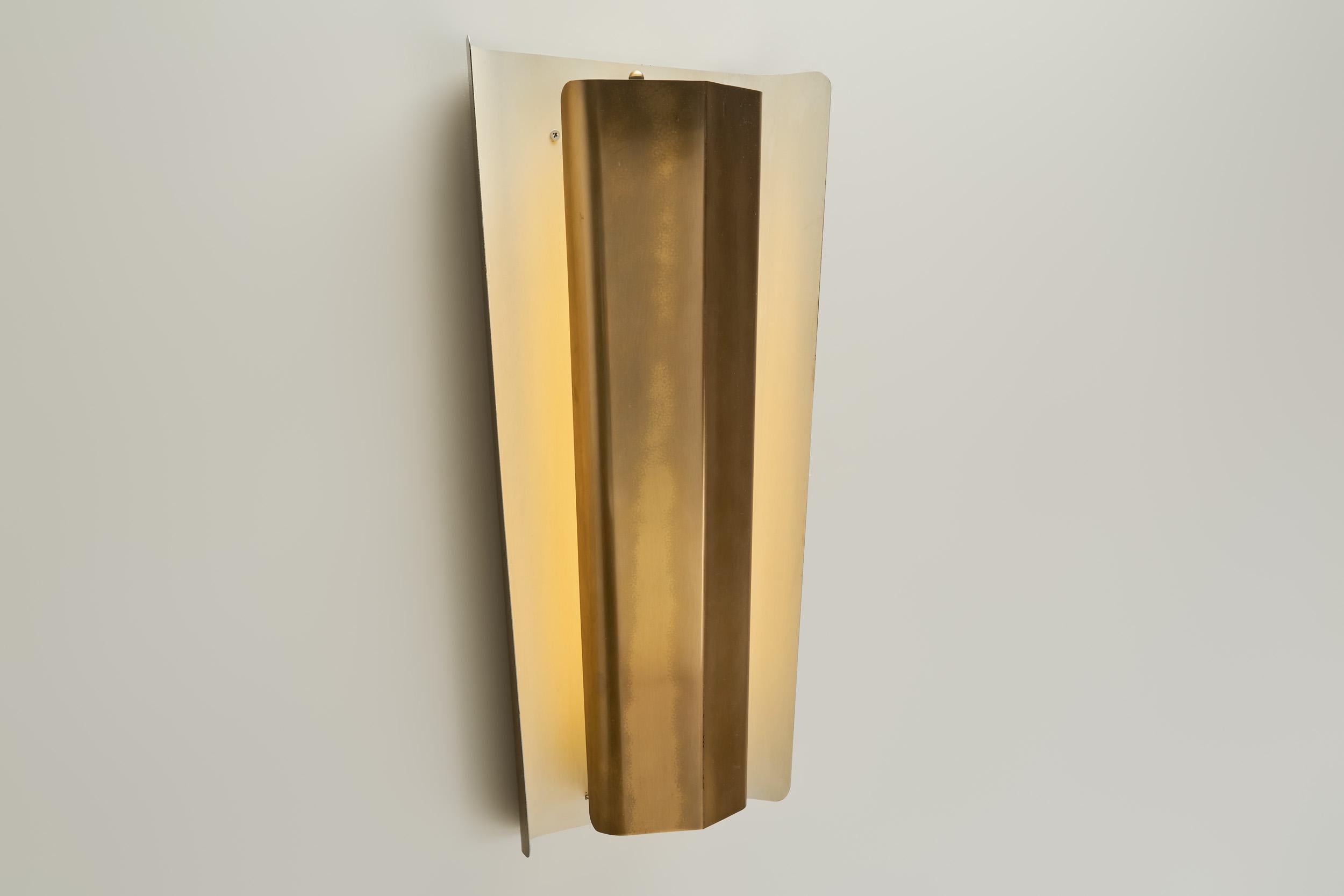 Lampada da parete moderna svedese in ottone con finitura laccata bianca, Svezia, 1940 ca. in vendita 1