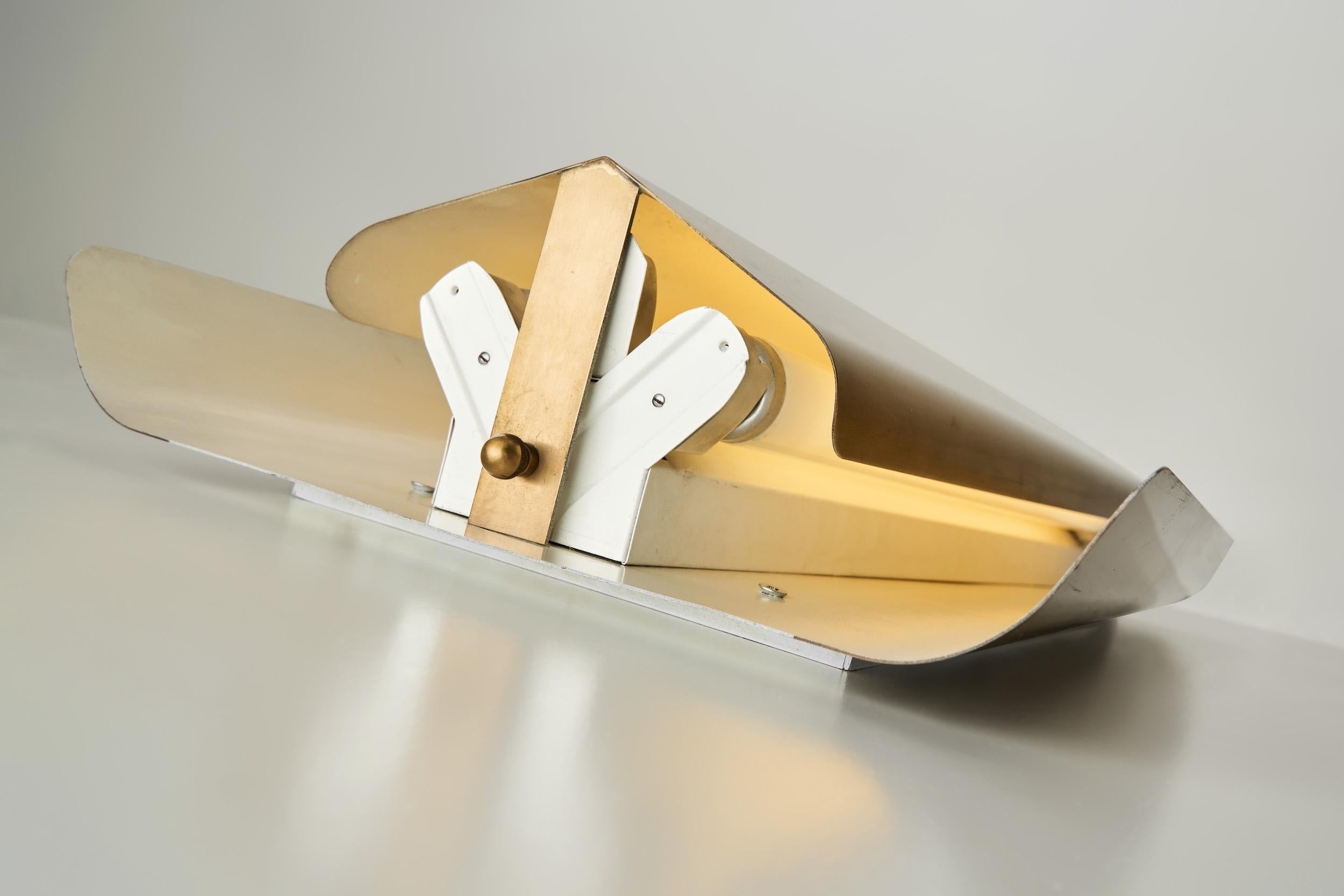 Lampada da parete moderna svedese in ottone con finitura laccata bianca, Svezia, 1940 ca. in vendita 2