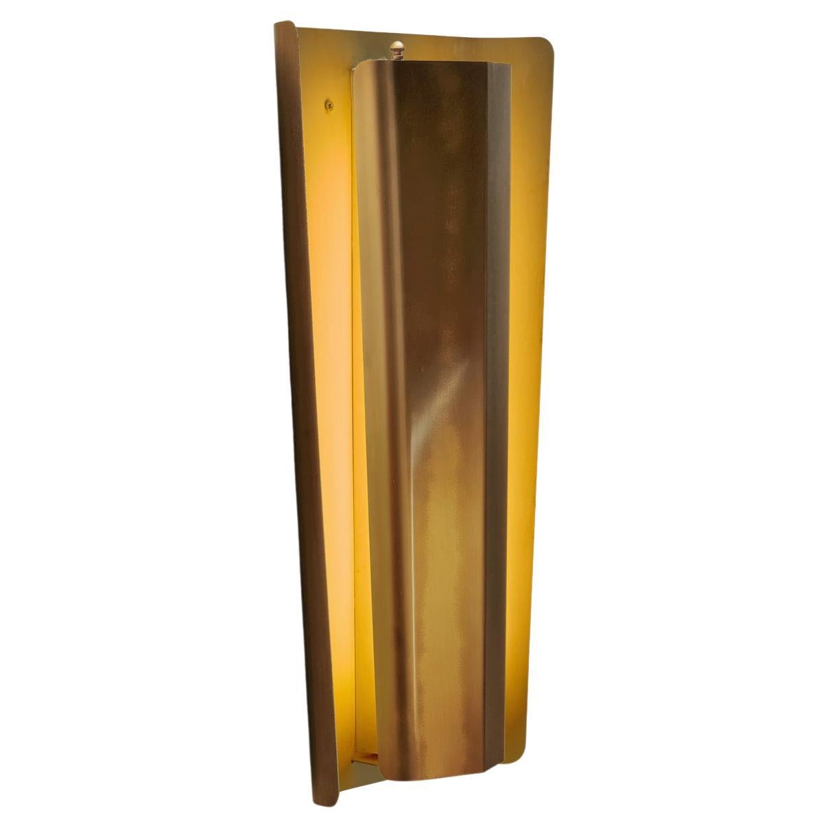 Lampada da parete moderna svedese in ottone con finitura laccata bianca, Svezia, 1940 ca. in vendita