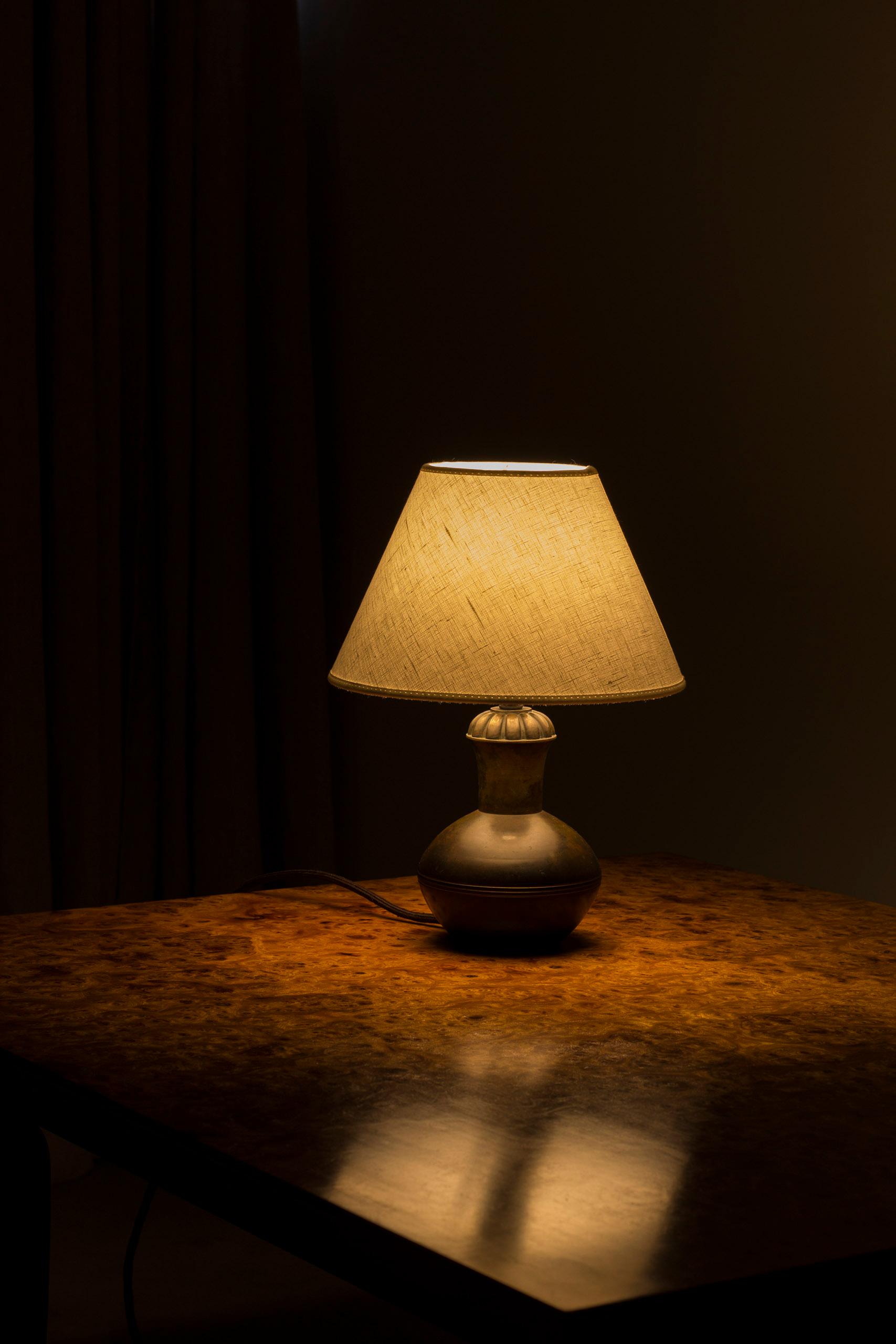 Lámpara de mesa sueca moderna de bronce de la década de 1930 al estilo de GAB en venta 4