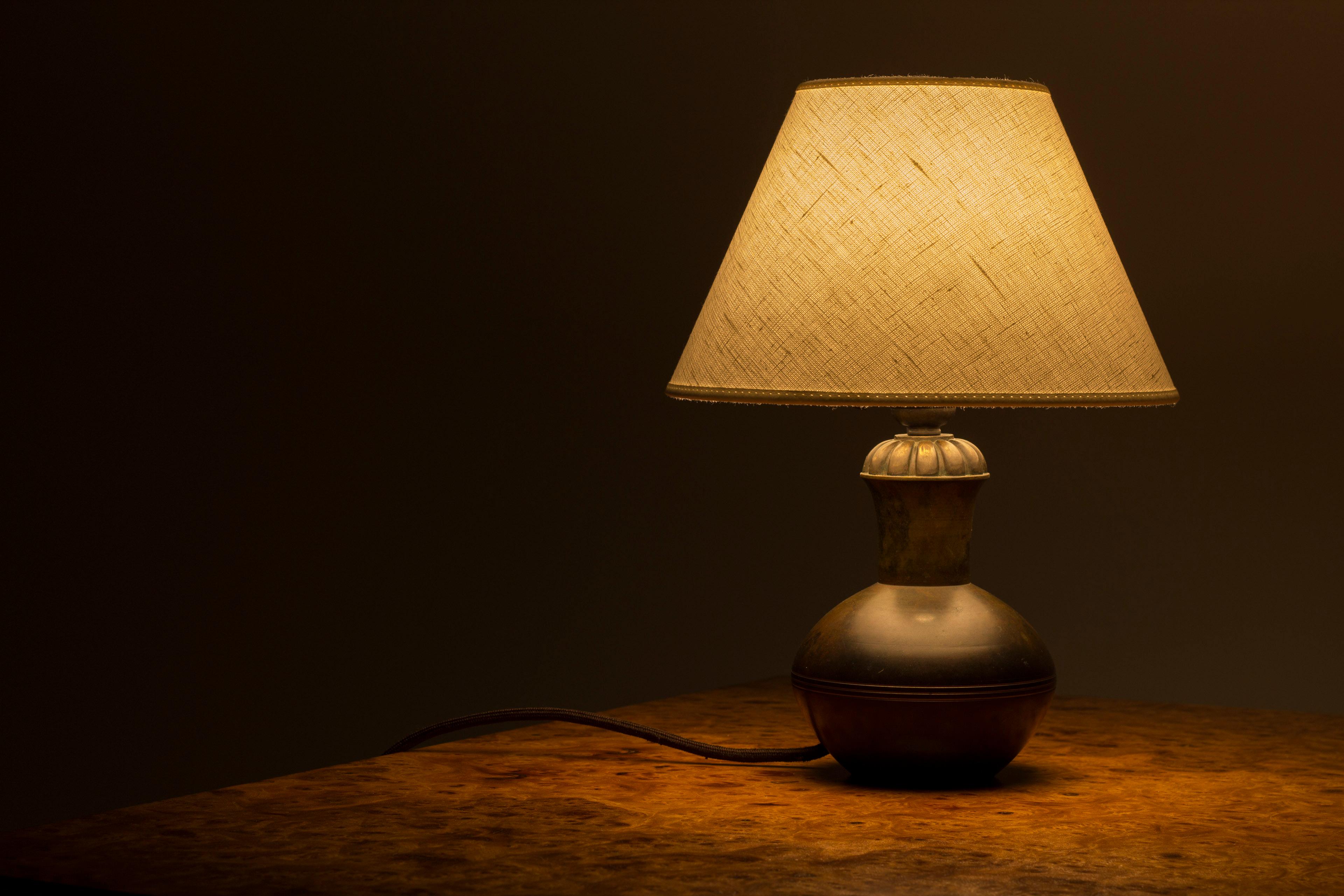 Lámpara de mesa sueca moderna de bronce de la década de 1930 al estilo de GAB en venta 2