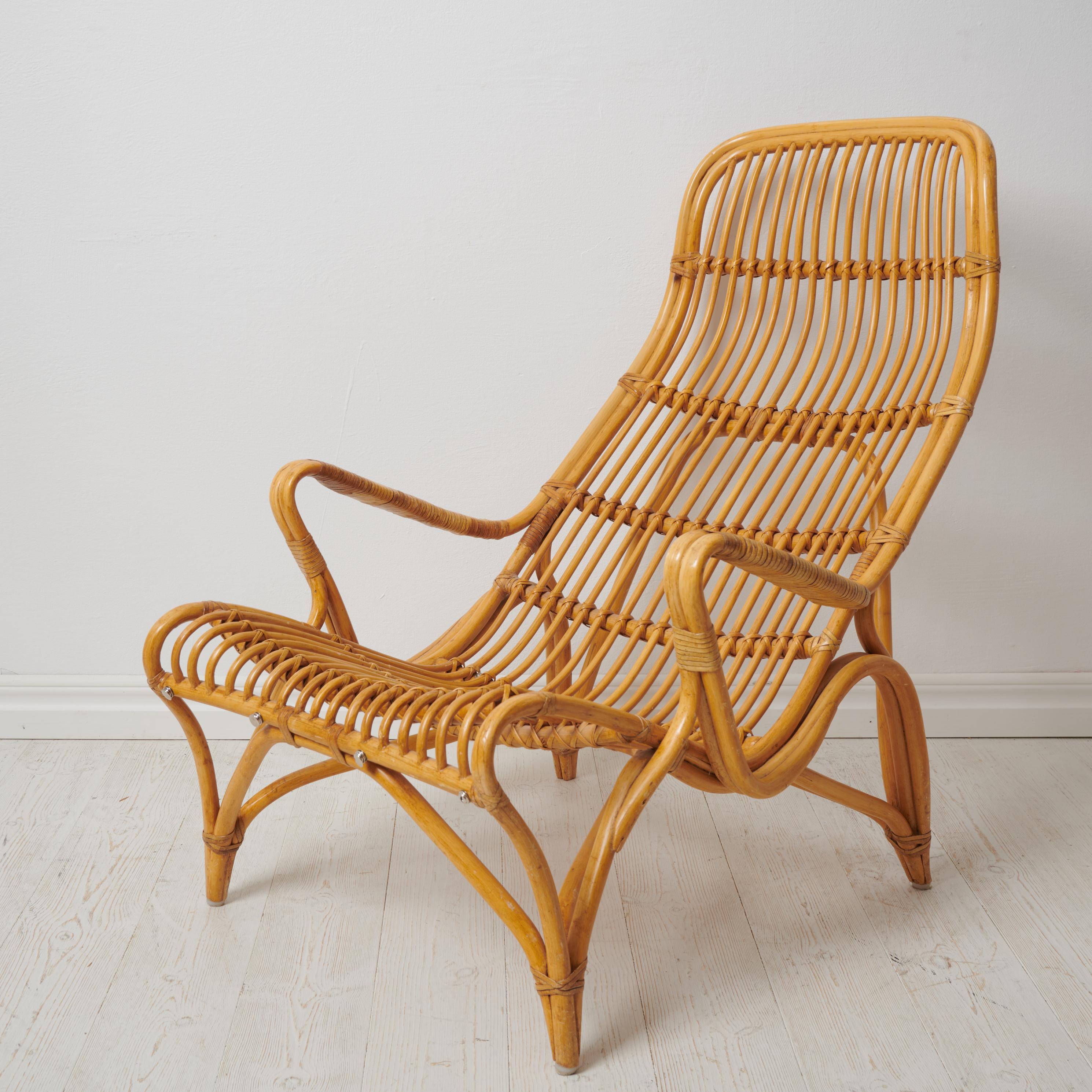 Swedish Modern Bruno Mathsson Pair of Rattan Lounge Chairs and Footstool For Sale 6