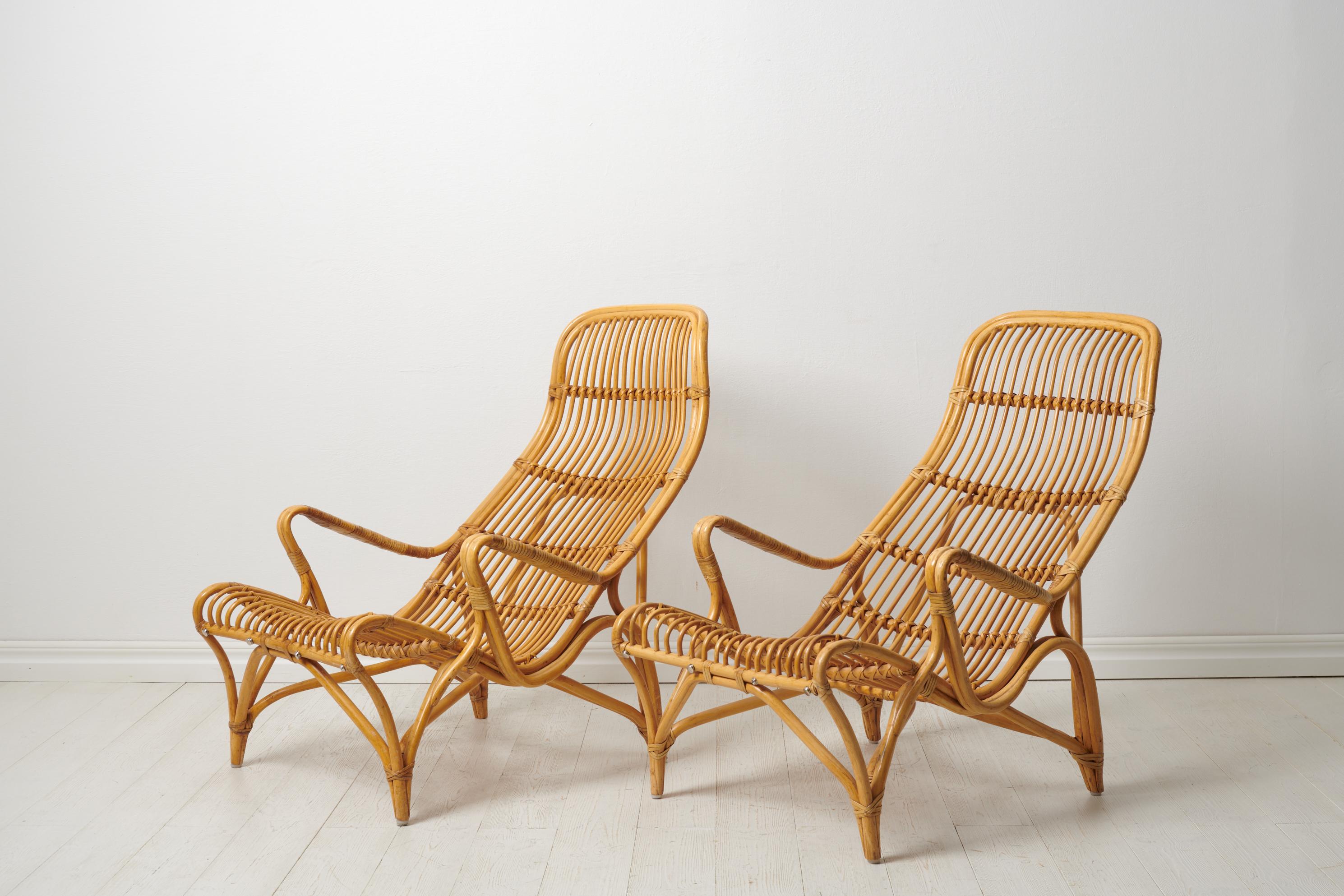 Schwedische Moderne Bruno Mathsson Paar Rattan-Lounge-Stühle und Fußhocker (Skandinavische Moderne) im Angebot