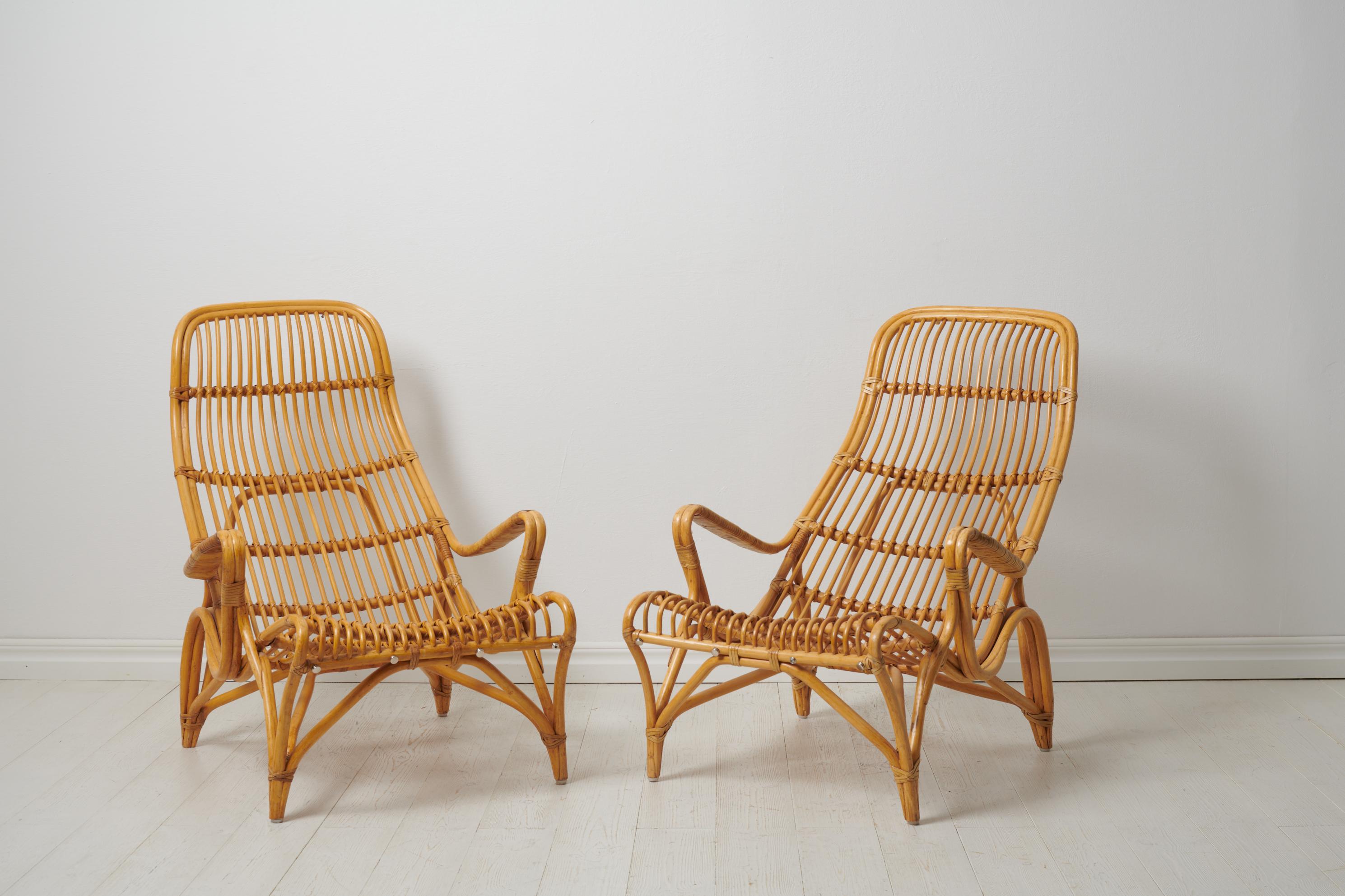 Schwedische Moderne Bruno Mathsson Paar Rattan-Lounge-Stühle und Fußhocker im Zustand „Gut“ im Angebot in Kramfors, SE