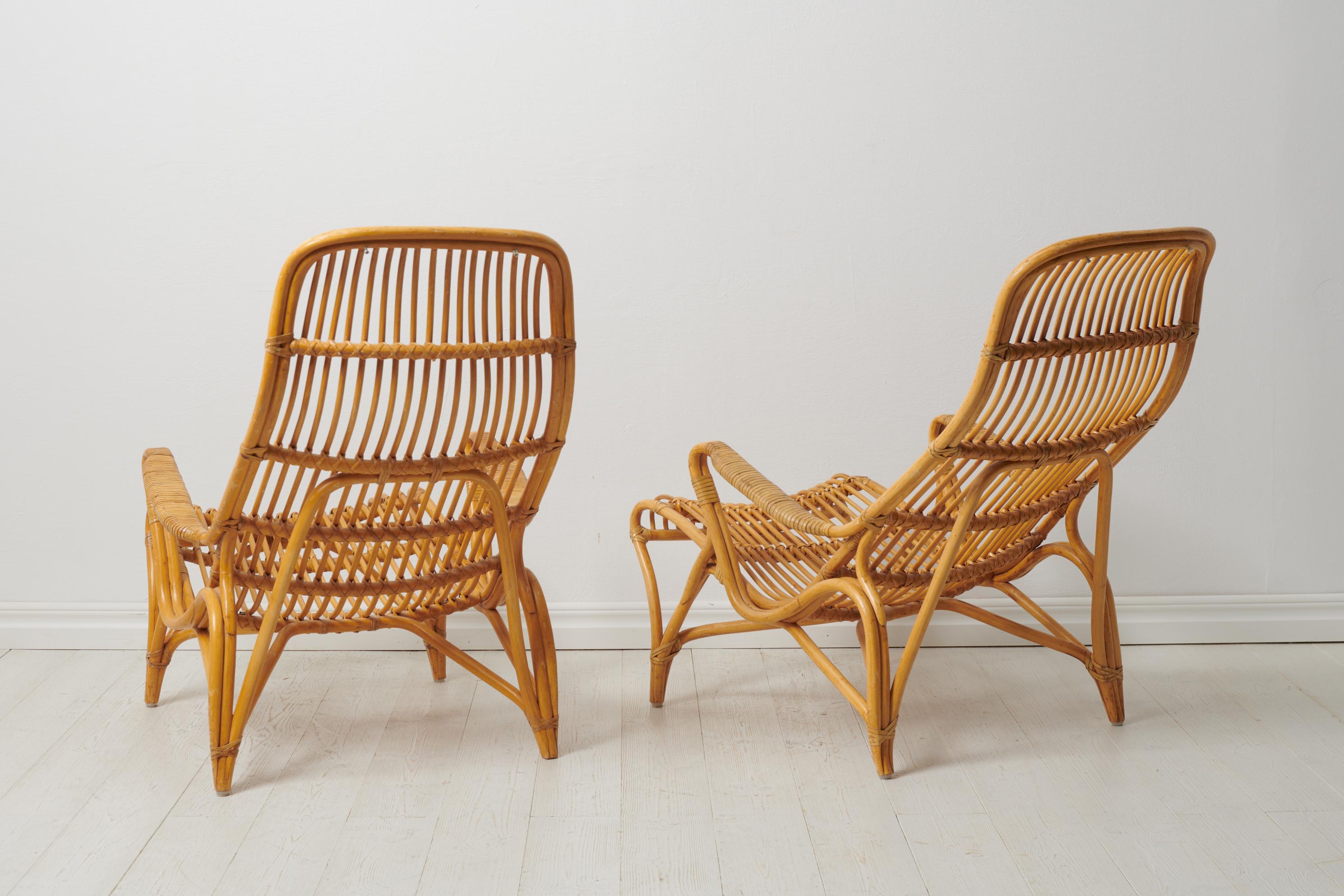 Schwedische Moderne Bruno Mathsson Paar Rattan-Lounge-Stühle und Fußhocker (20. Jahrhundert) im Angebot