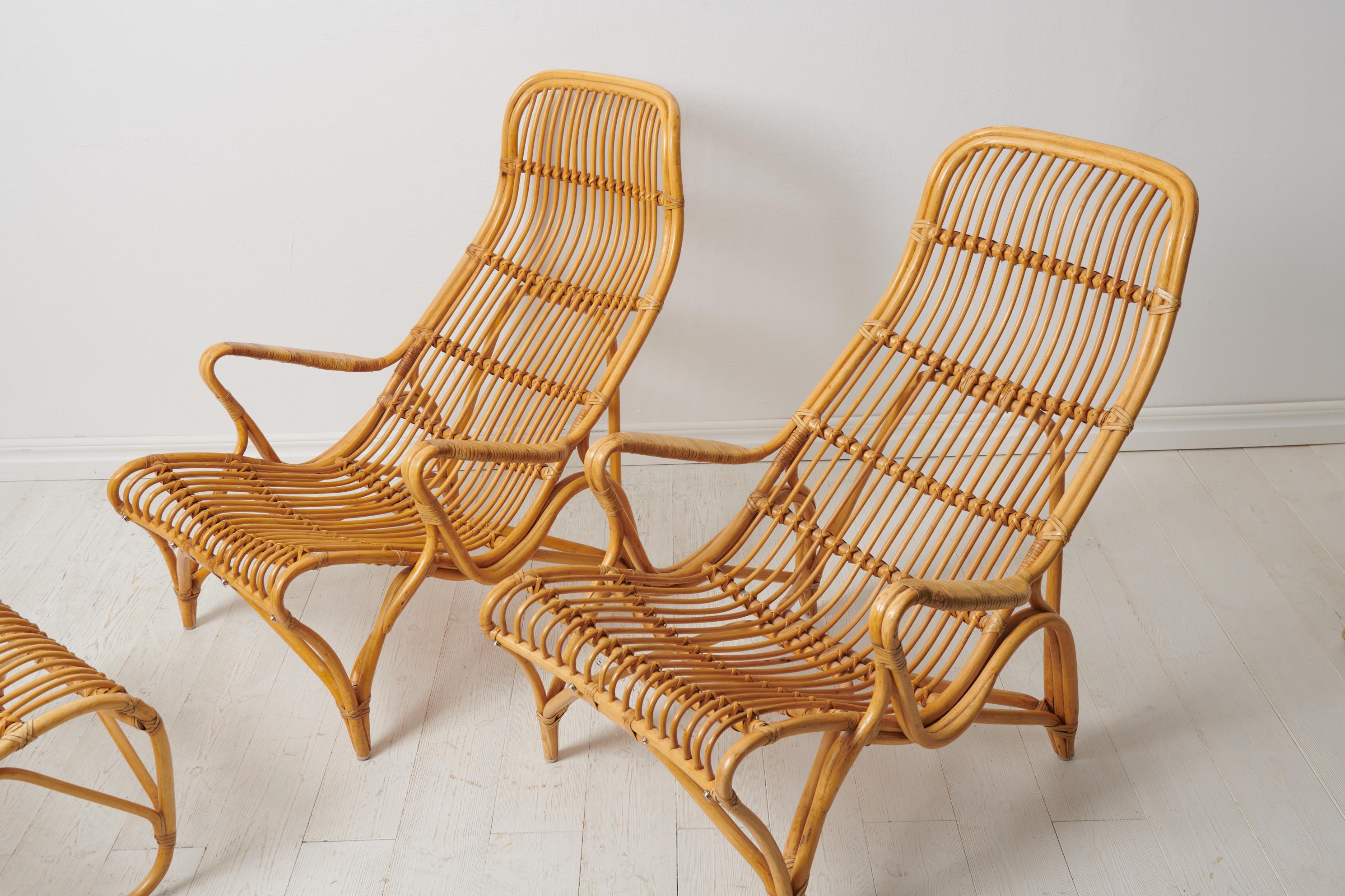 Schwedische Moderne Bruno Mathsson Paar Rattan-Lounge-Stühle und Fußhocker im Angebot 3