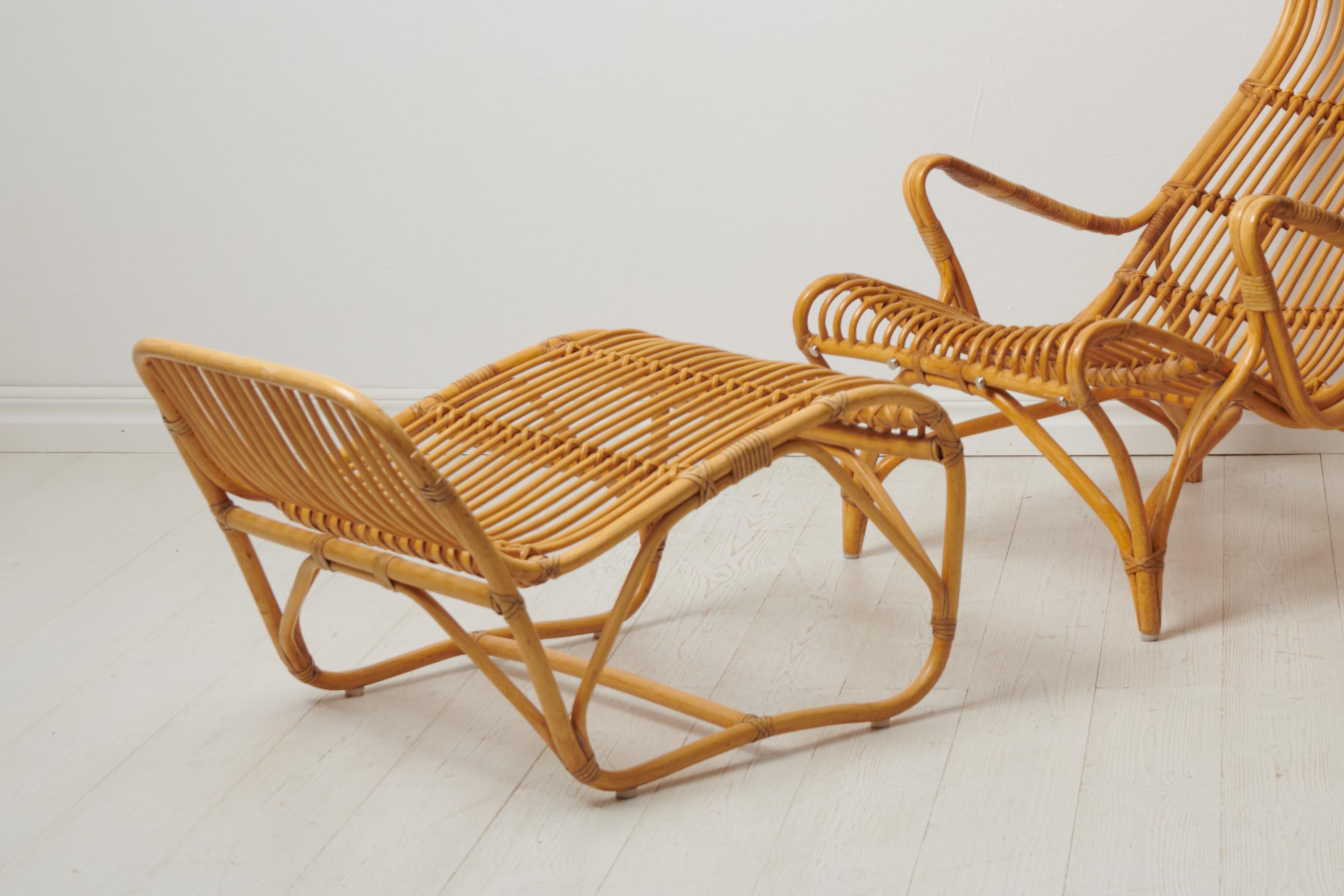Schwedische Moderne Bruno Mathsson Paar Rattan-Lounge-Stühle und Fußhocker im Angebot 4