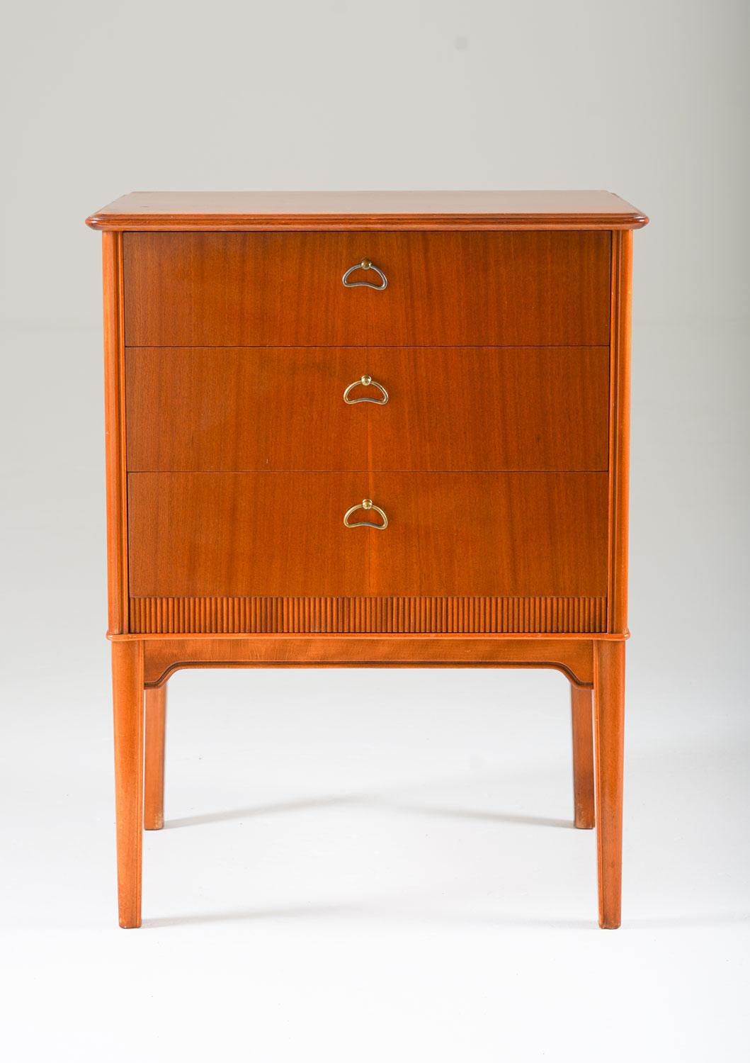 Petite bureau or chest of drawers, manufactured in Sweden, circa 1940.
This bureau is made of solid wood with mahogany veneer. It consists of three drawers with beautiful brass handles.

Condition: Very good original condition with signs of age