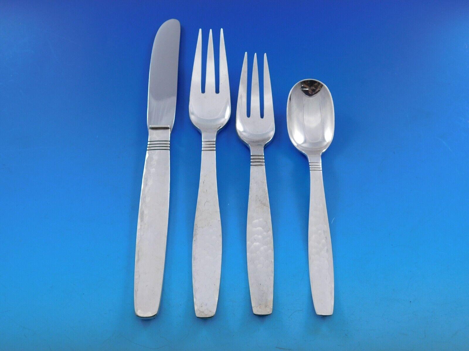 Mid-Century Modern Ensemble de couverts en argent sterling martelé Swedish Modern par Allan Adler, 90 pièces en vente