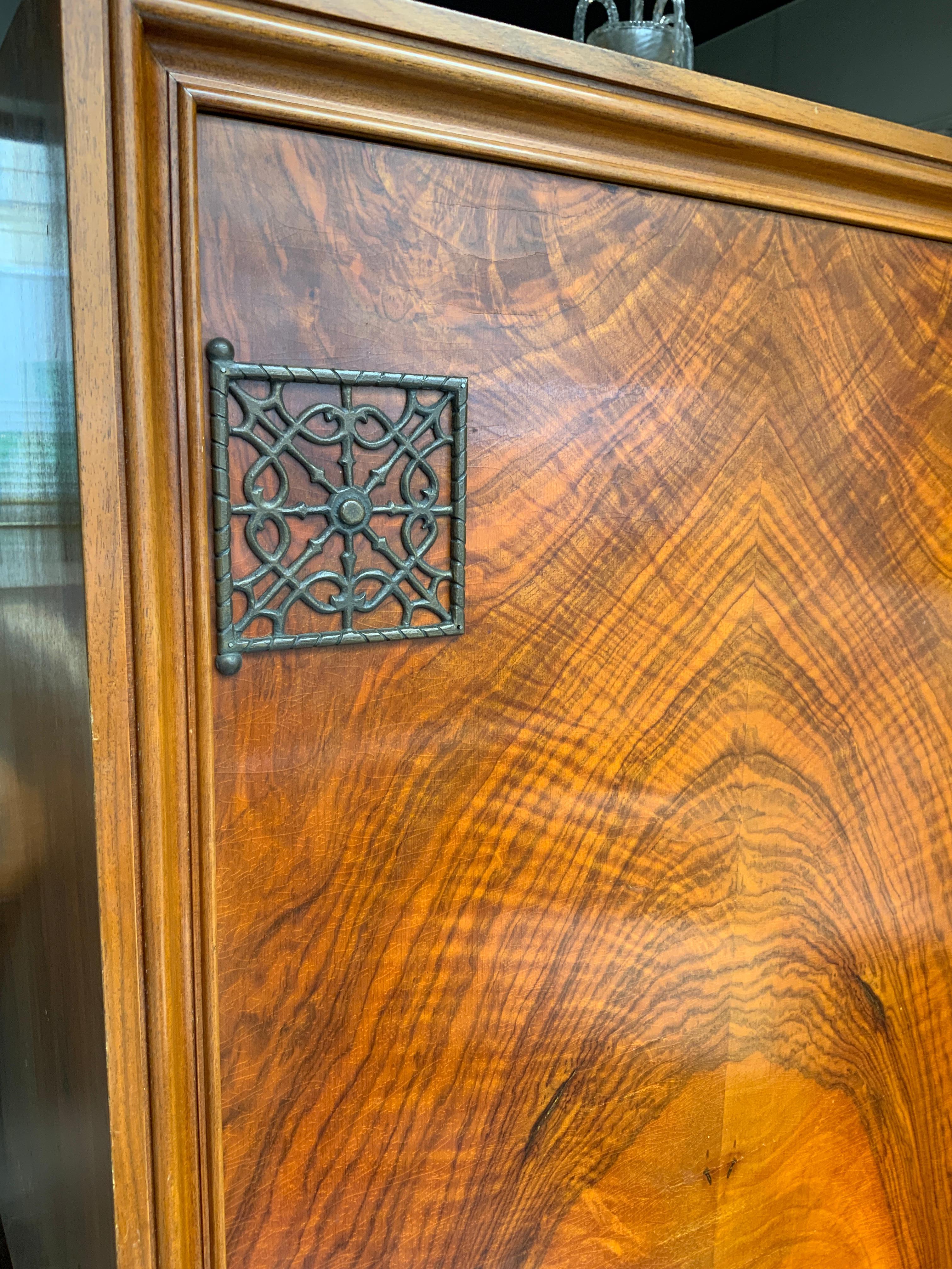 Beautiful Swedish modern cabinet veneered in valnut and walnut root
The doors with décoratives hinges with openwork decor, pull handles in paginated bronze bottom with cross bar in iron 
Shelves and drawers in oak 