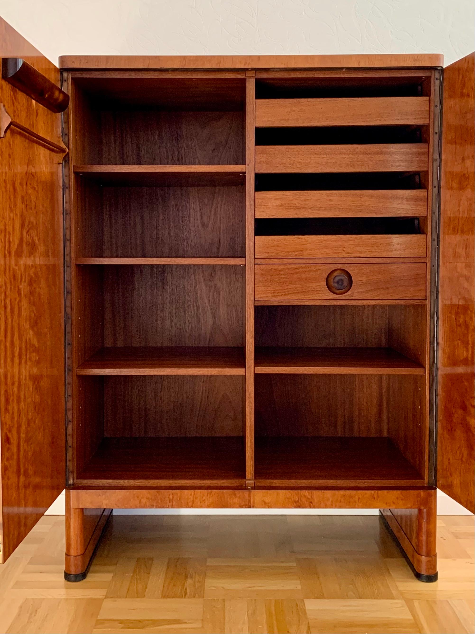Schwedischer Art-Deco-Schrank von Reiners Möbelfabrik Hergestellt am 14. Oktober 1938 im Angebot 1
