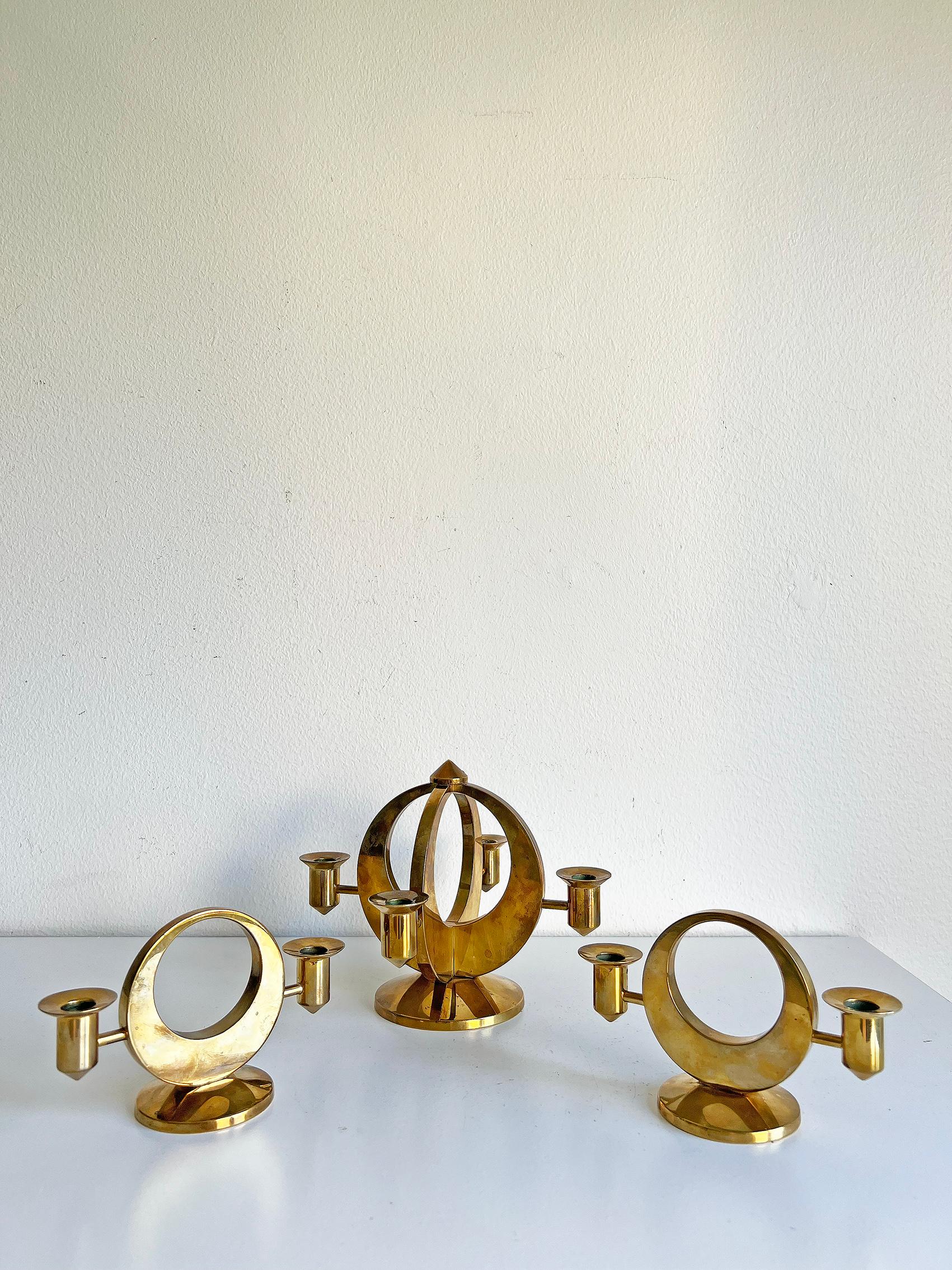 Set of 3 candlesticks in brass, designed by Arthur Pe, circa 1950s. 
Produced in his own studio Kolbäck in Sweden. 
Good vintage condition. Brass with patina. 

2 Different measurements: 
Height 13.5 cm, width 18.5 cm, depth 18.5 cm 
Height