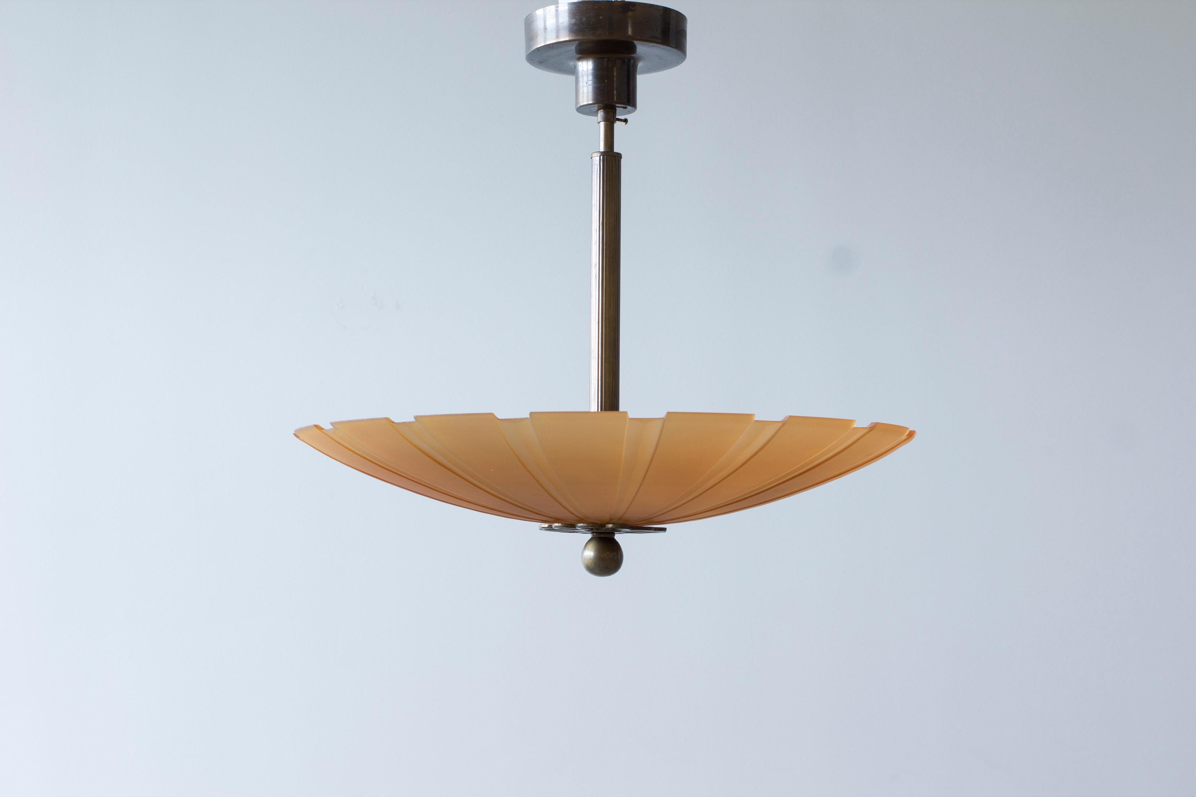 Suédois Plafonnier moderne suédois avec verre Havanna par Malmö Metallvarufabrik, années 1930 en vente