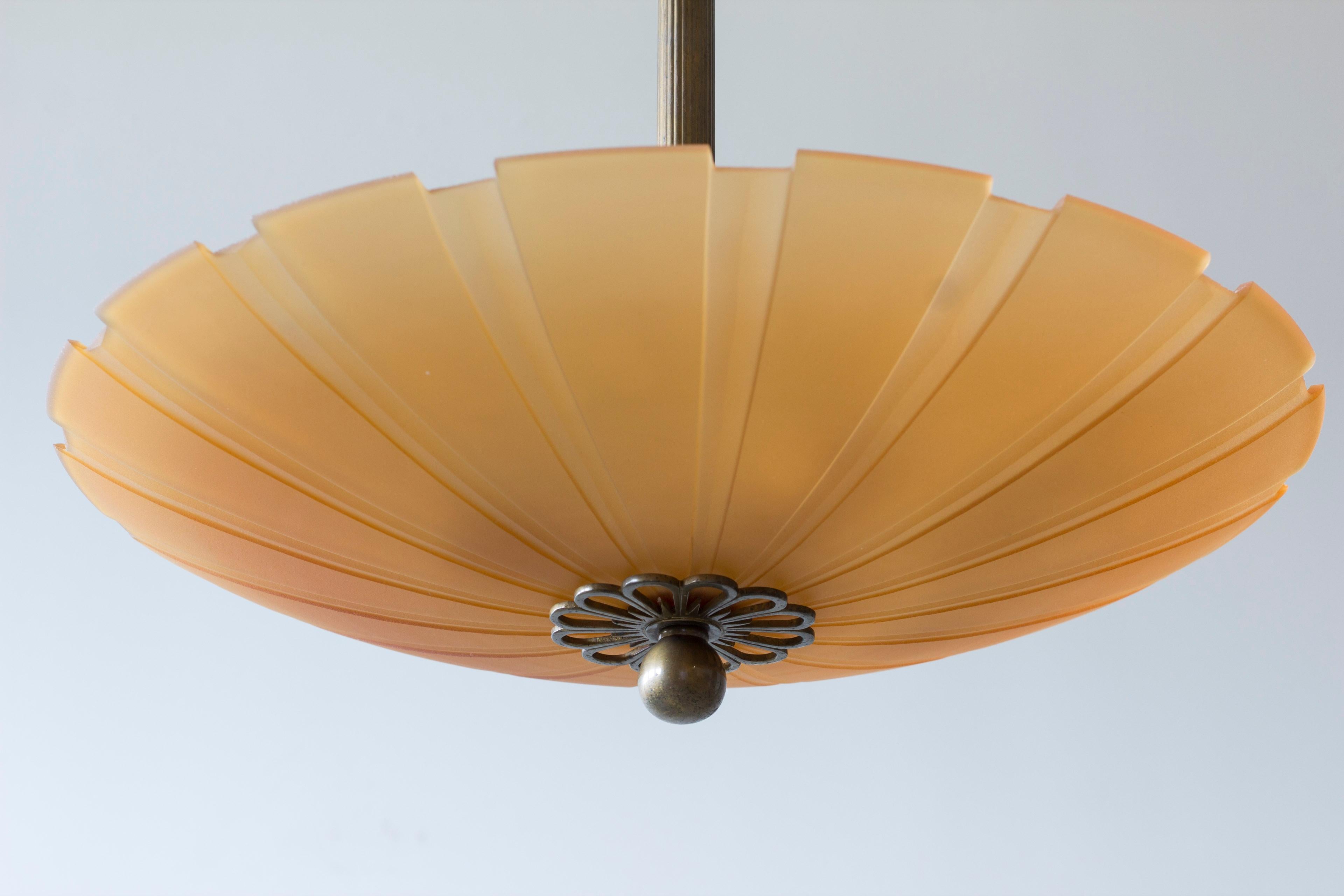 Milieu du XXe siècle Plafonnier moderne suédois avec verre Havanna par Malmö Metallvarufabrik, années 1930 en vente