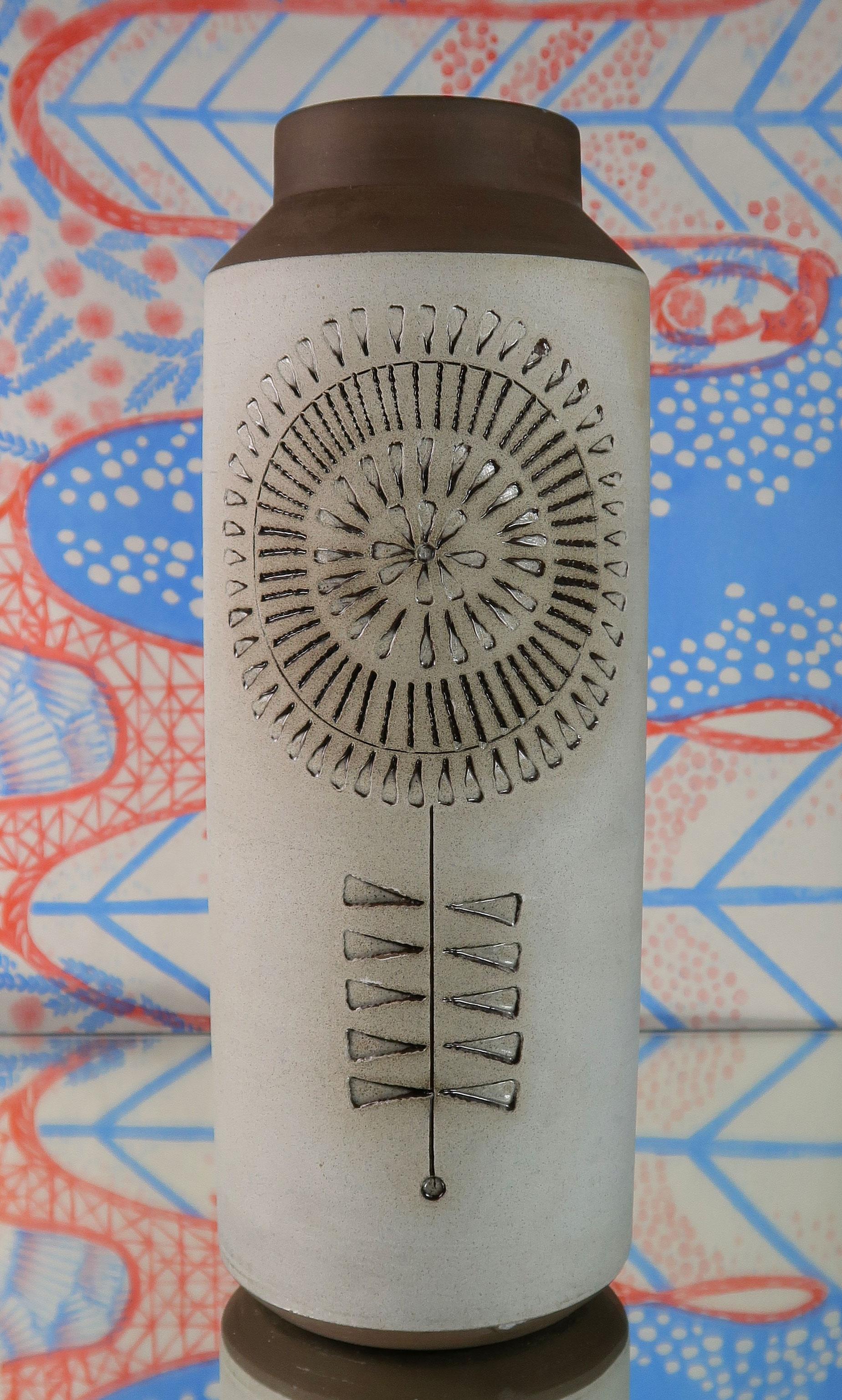 Grand vase cylindrique en céramique rustique suédoise de style moderne du milieu du siècle, avec des motifs graphiques complexes en relief, sculptés à la main. Fabriqué par Alingsås Keramik dans la petite ville suédoise d'Alingsås dans les années