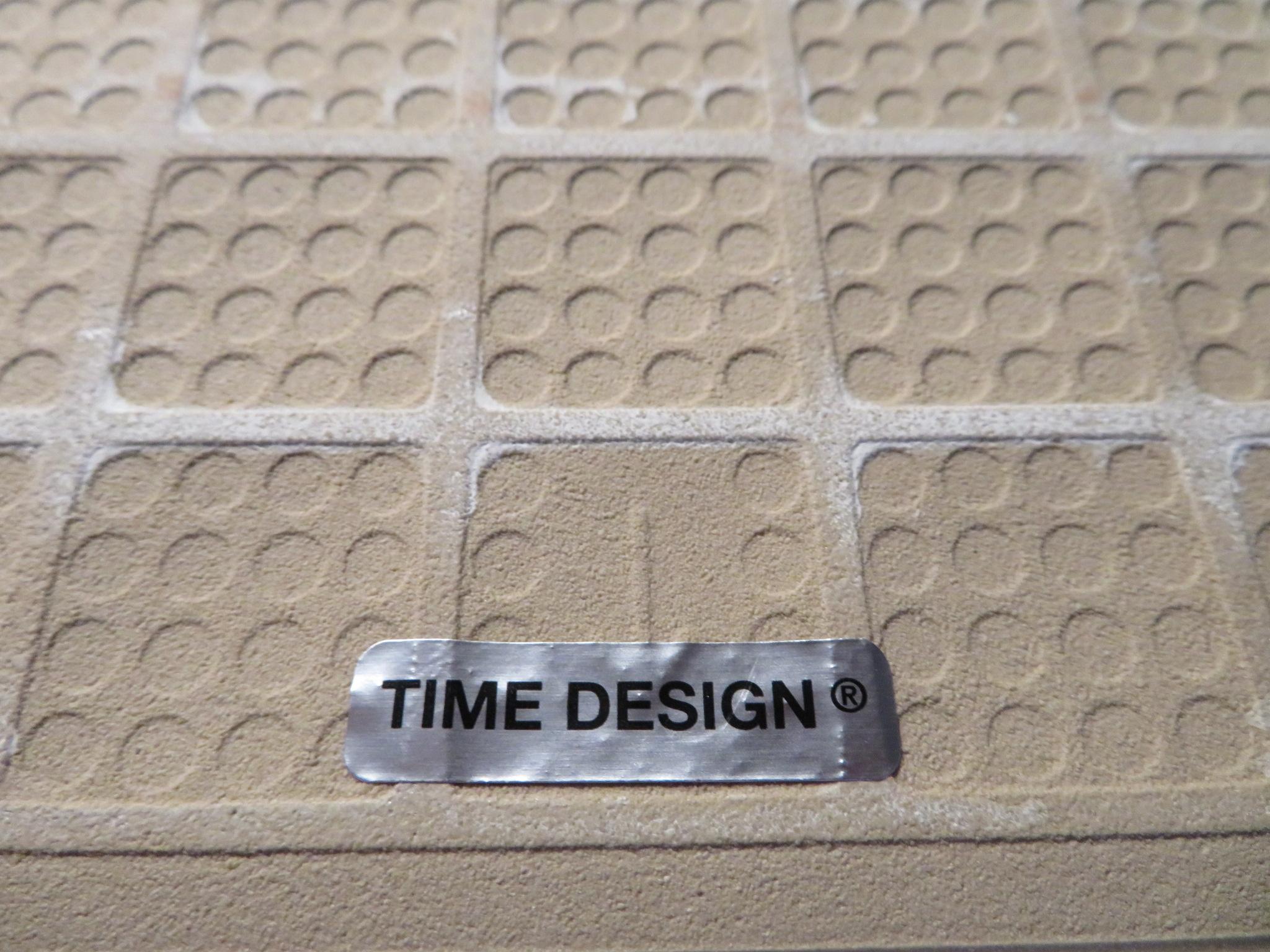 Vernissé Horloge murale moderne suédoise en céramique par Ulrica Hydman Vallien, années 1990, Suède en vente