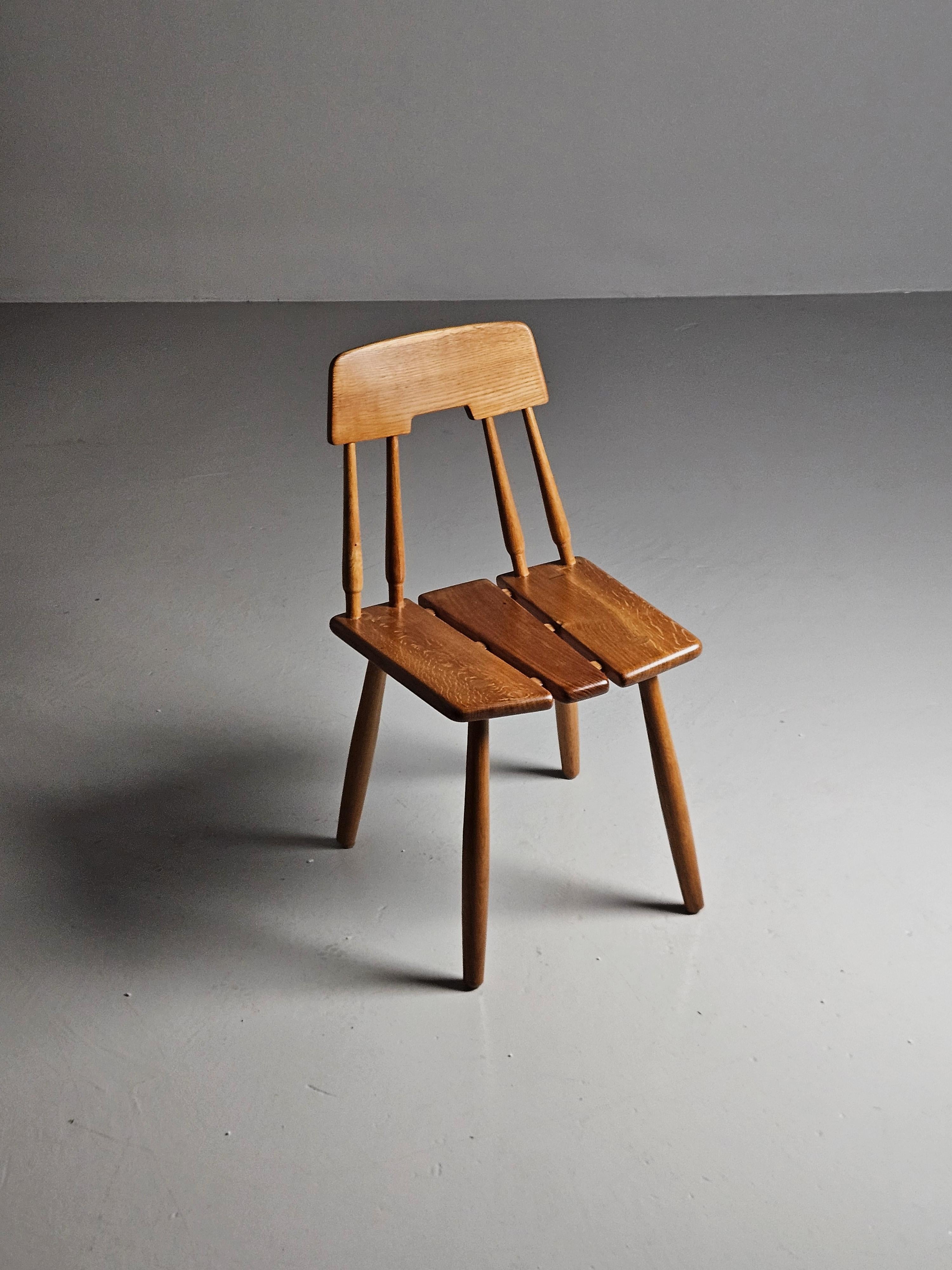 Sculptural chair model '121' designed by Carl Gustaf Boulogner and produced by AB Bröderna Wigells Stolfabrik in Sweden during the 1960s. 

Made in solid oak. 