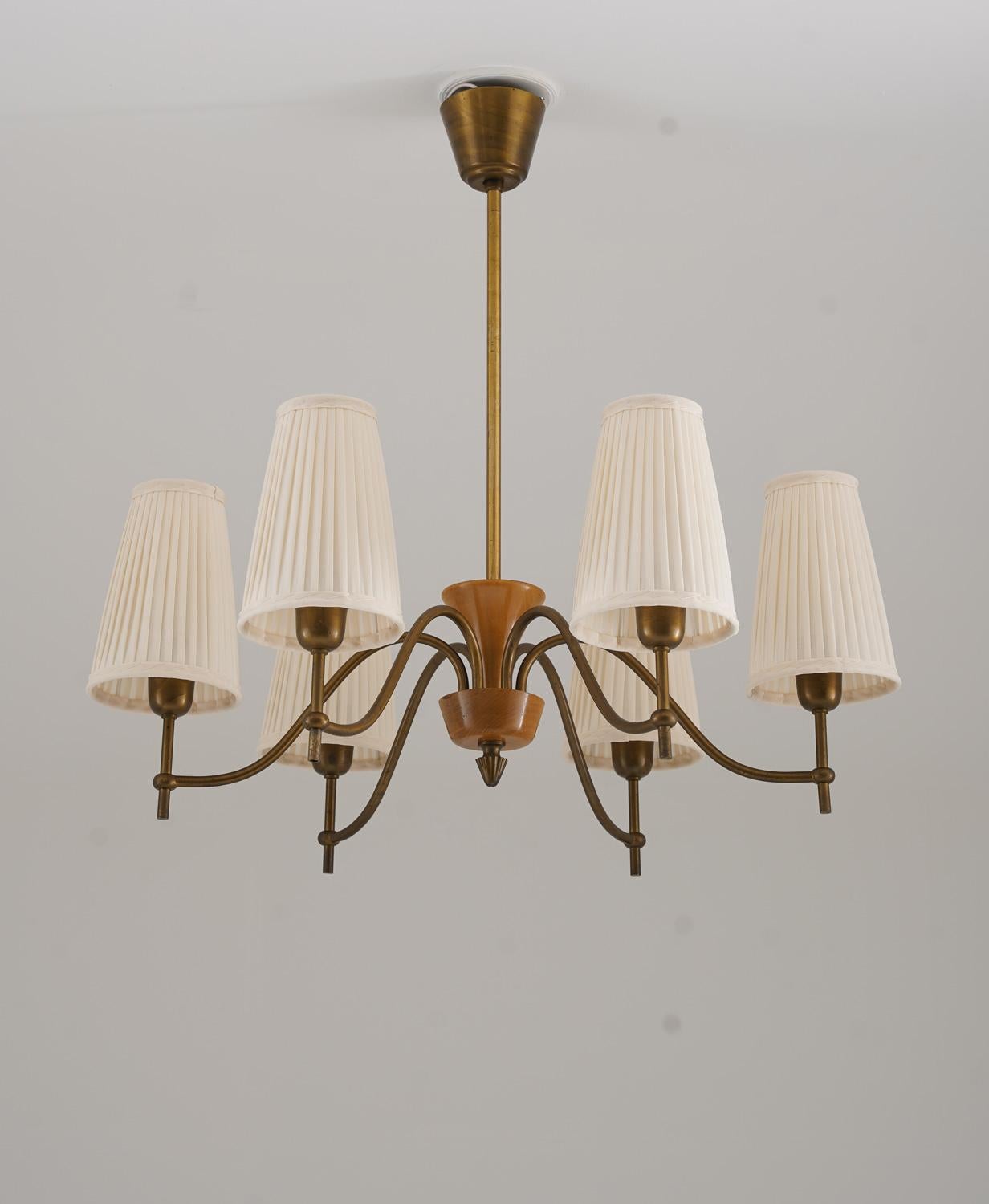 Scandinavo moderno Lampadario moderno svedese di Böhlmarks in ottone e Wood, anni '40 in vendita