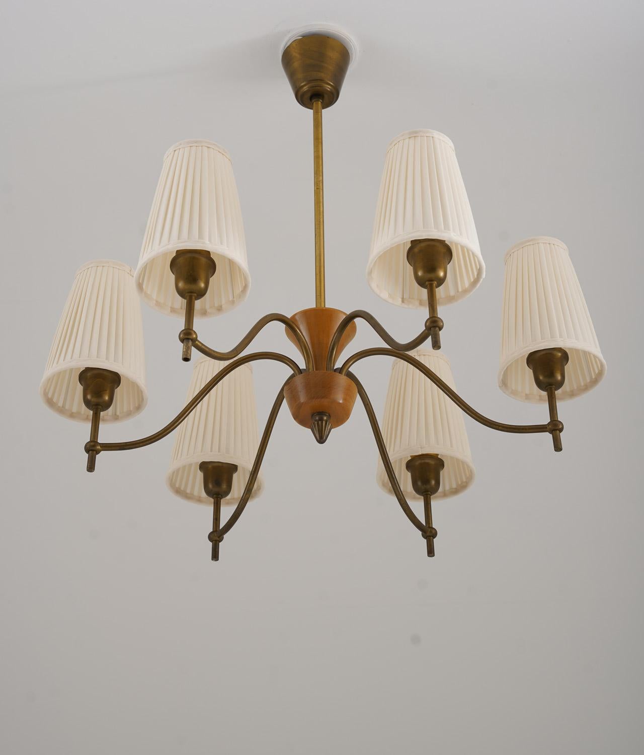 Svedese Lampadario moderno svedese di Böhlmarks in ottone e Wood, anni '40 in vendita