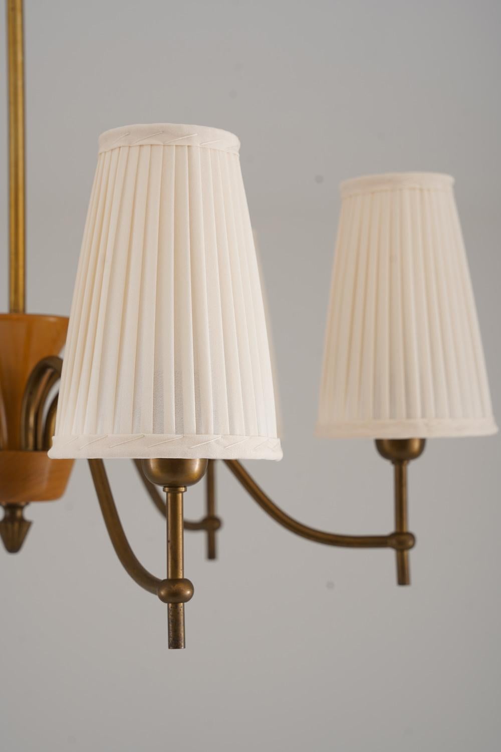 Lampadario moderno svedese di Böhlmarks in ottone e Wood, anni '40 In condizioni buone in vendita a Karlstad, SE