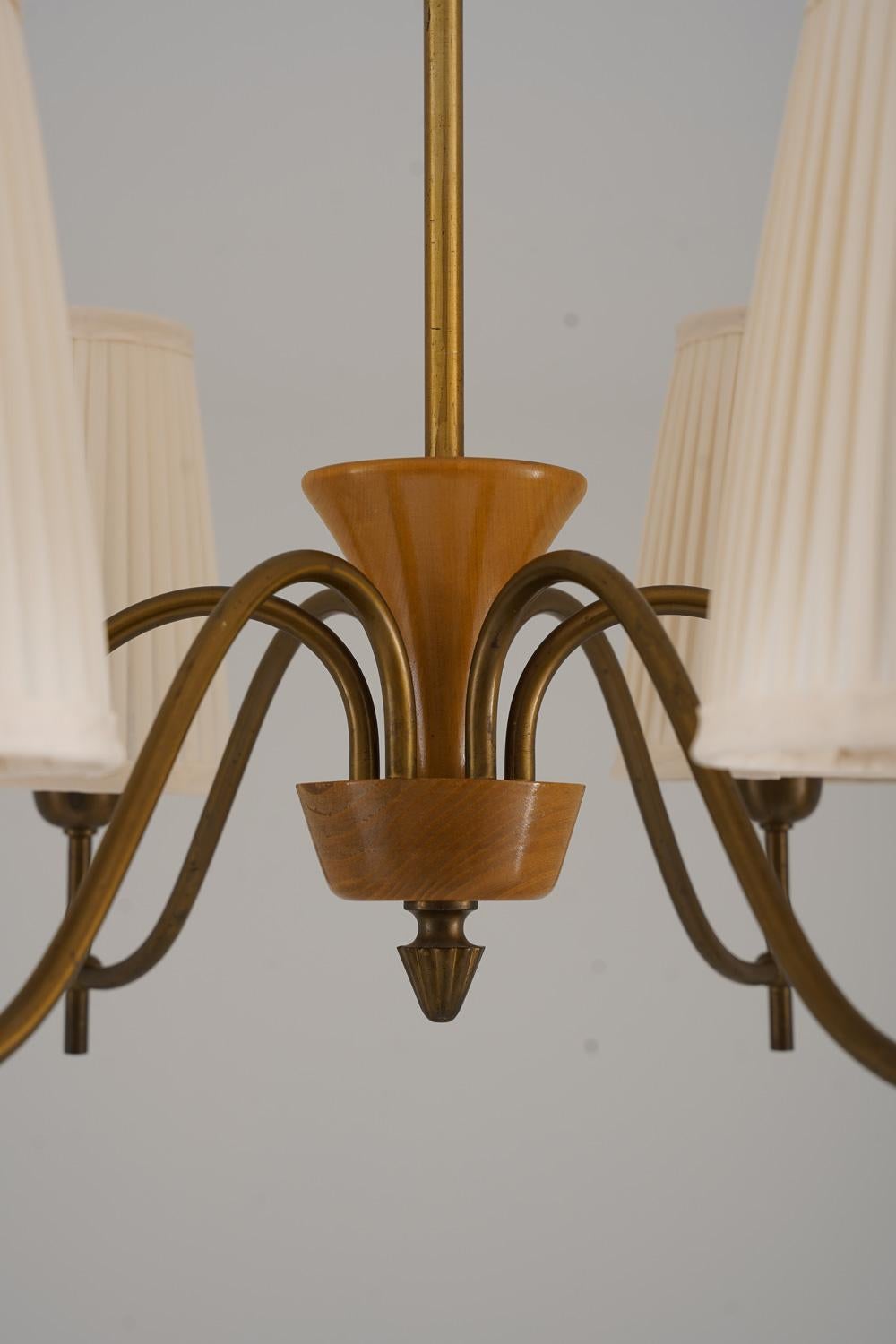 XX secolo Lampadario moderno svedese di Böhlmarks in ottone e Wood, anni '40 in vendita
