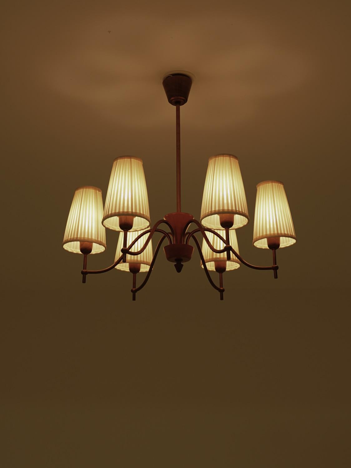 Ottone Lampadario moderno svedese di Böhlmarks in ottone e Wood, anni '40 in vendita