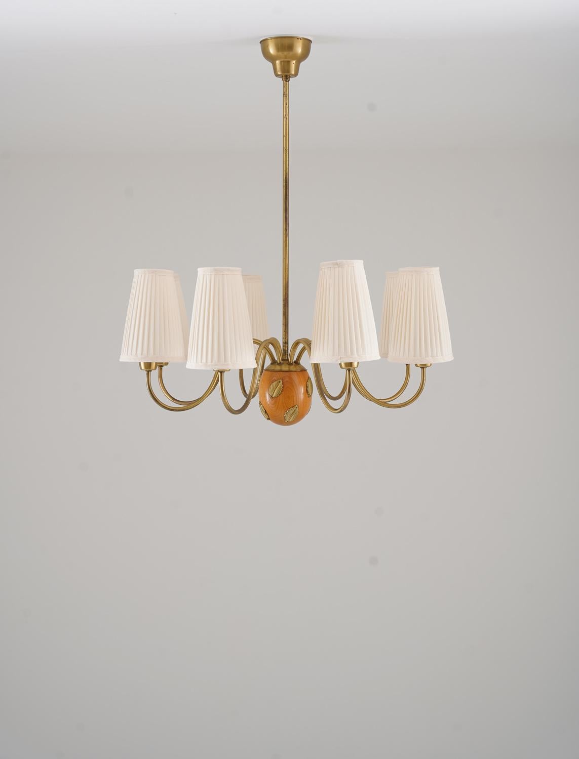Lampadario Hans Bergström per Ateljé Lyktan - anni '40
Elegante lampada da soffitto degli anni '40 disegnata da Hans Bergström per Ateljé Lyktan. Realizzato in legno di olmo e ottone, presenta un corpo centrale scultoreo ornato da dettagli di foglie