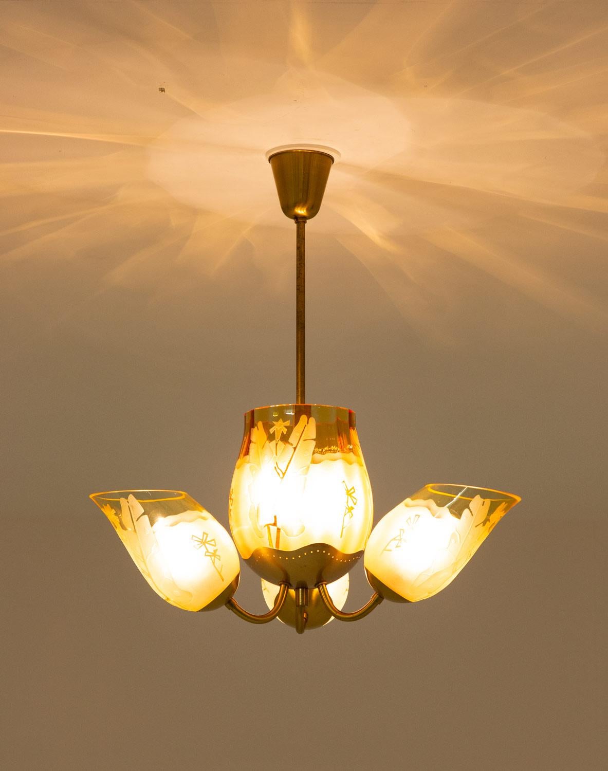 Ottone Lampadario moderno svedese in ottone e vetro di Glössner in vendita