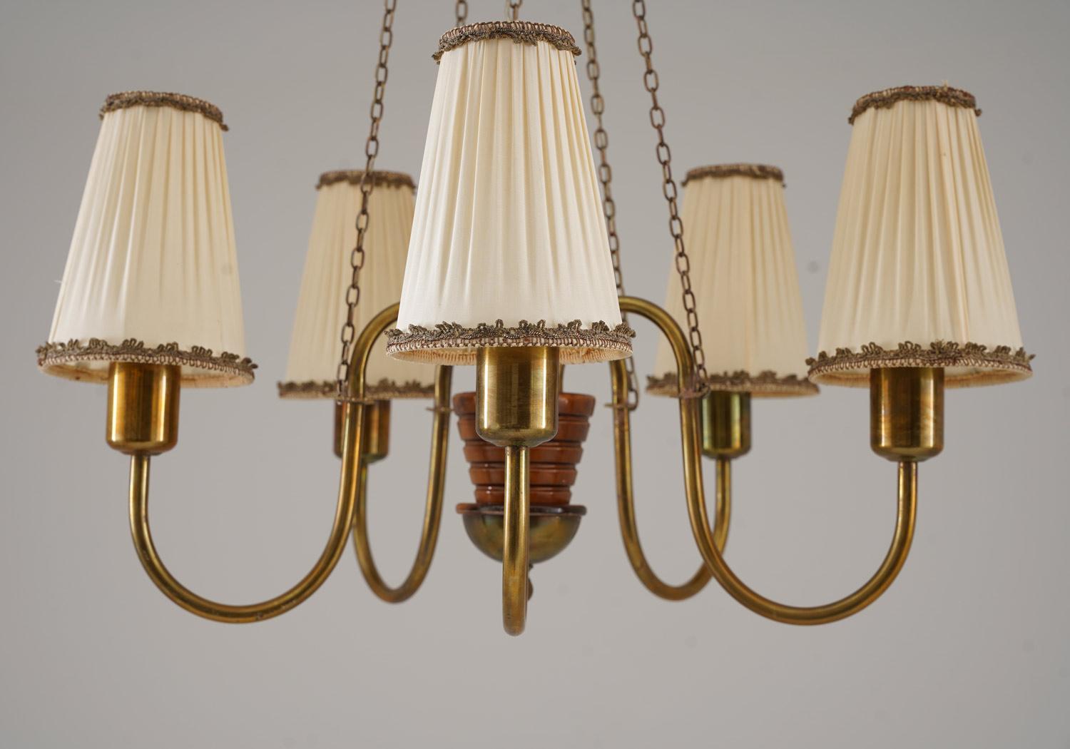 Swedish Modern Chandelier in Brass and Wood, 1940s In Good Condition For Sale In Karlstad, SE