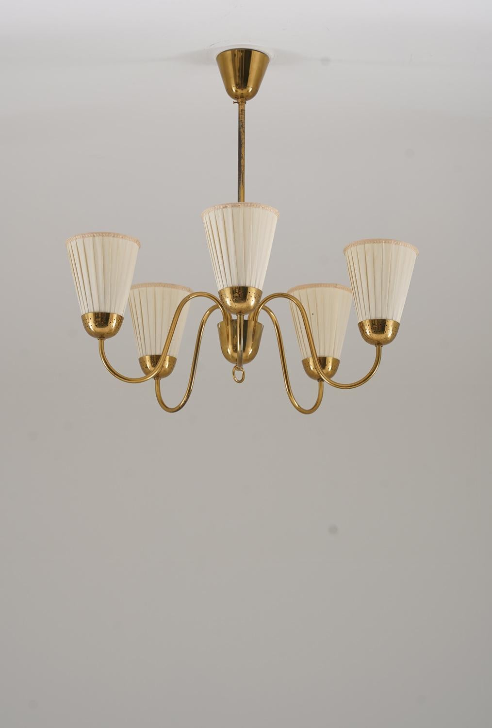 Scandinavo moderno Lampadario moderno svedese in ottone di Bergboms in vendita