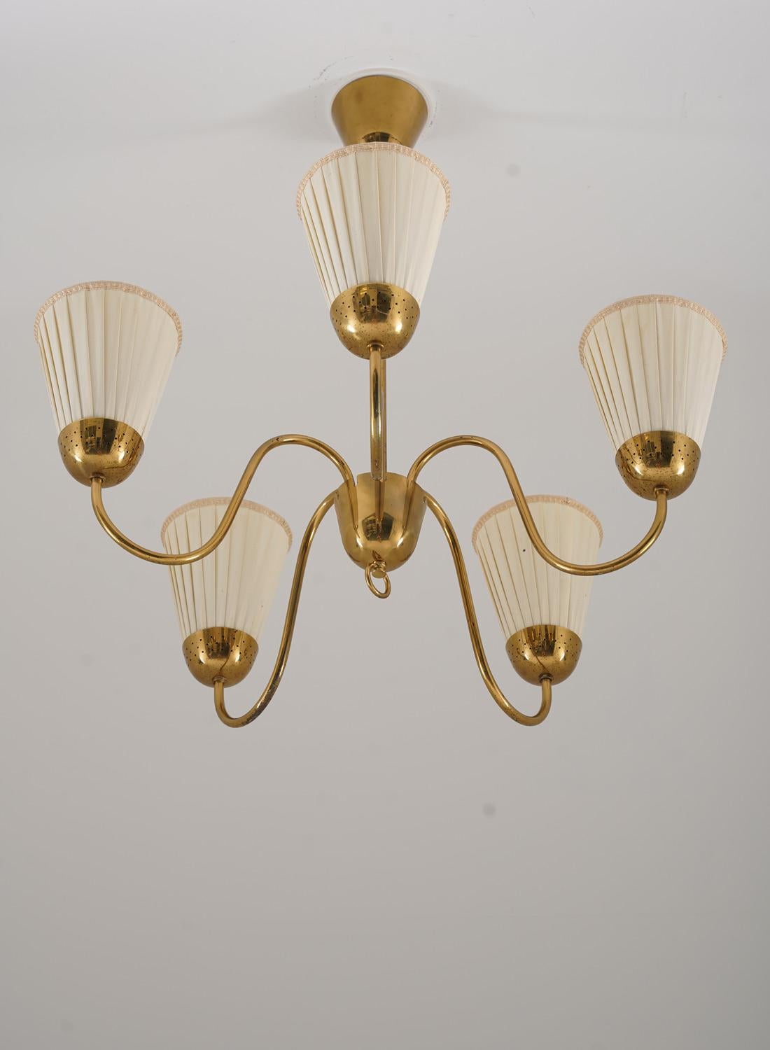 Svedese Lampadario moderno svedese in ottone di Bergboms in vendita