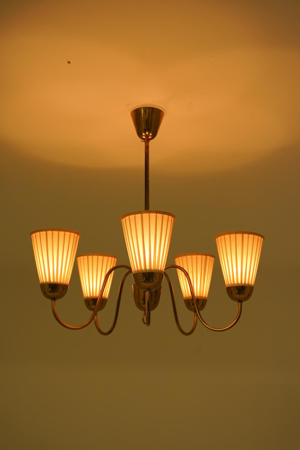 Lampadario moderno svedese in ottone di Bergboms in vendita 1