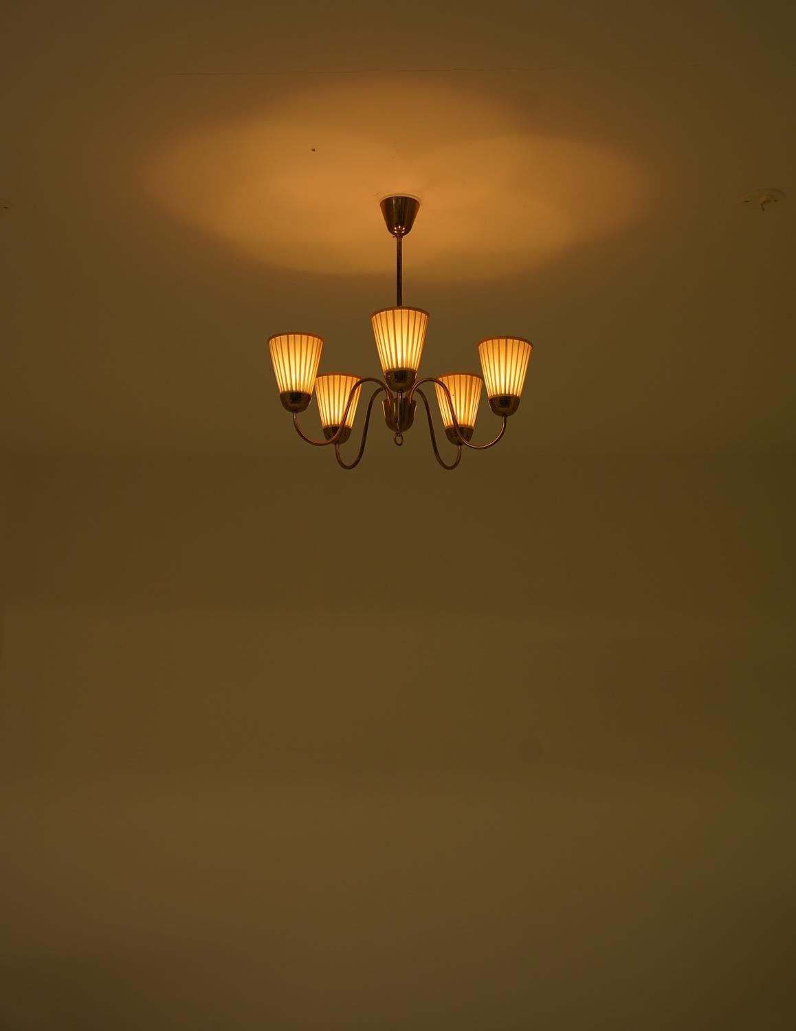 Lampadario moderno svedese in ottone di Bergboms in vendita 2