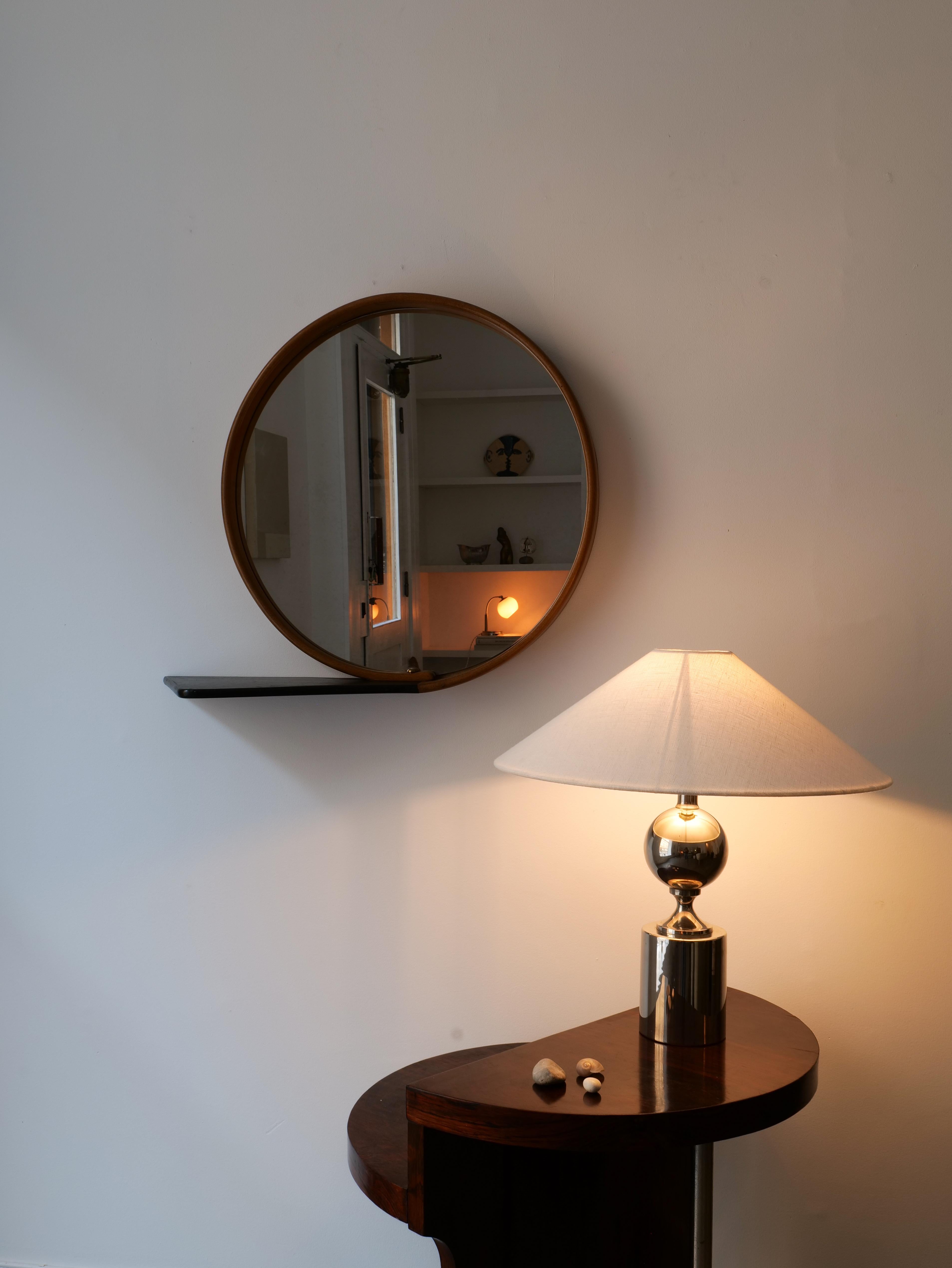 Schwedischer moderner runder Holzspiegel mit Ablage um 1940 (Skandinavische Moderne) im Angebot