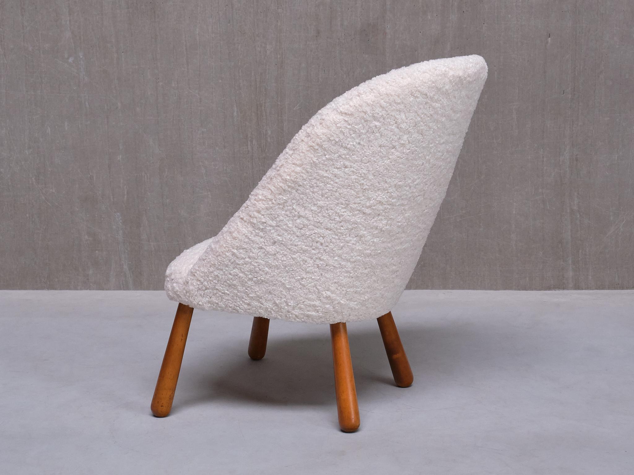 Sedia moderna svedese Clam in tessuto di orsetto bianco e Beeche, anni '40 in vendita 3