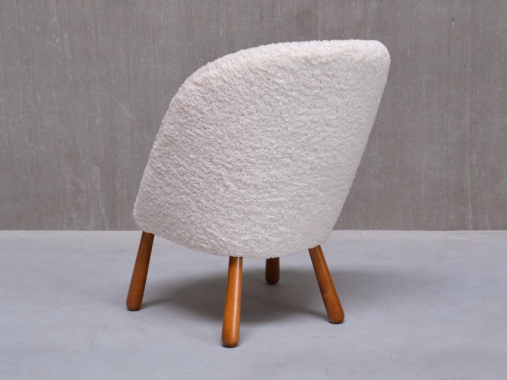 Sedia moderna svedese Clam in tessuto di orsetto bianco e Beeche, anni '40 in vendita 4