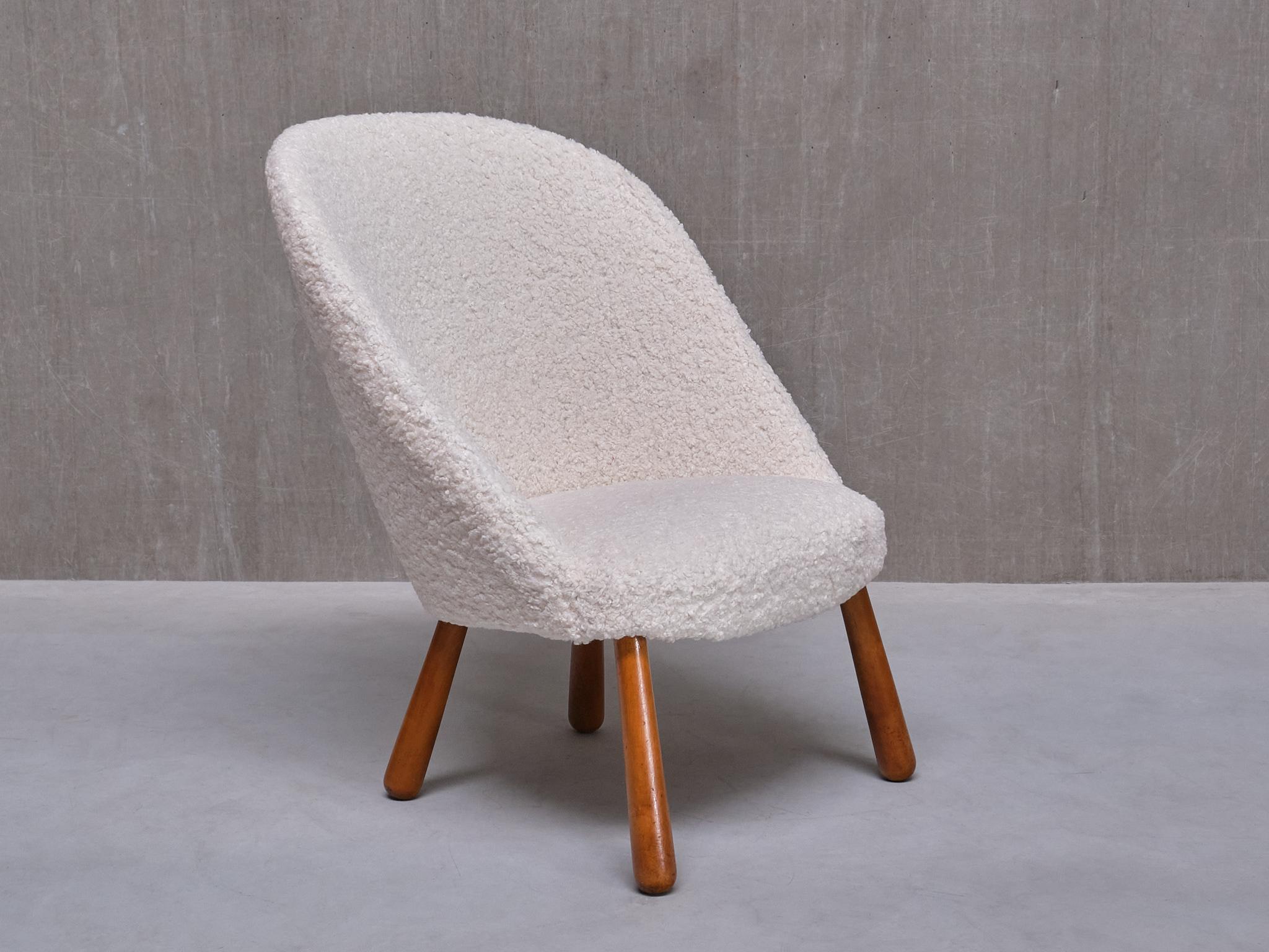 Sedia moderna svedese Clam in tessuto di orsetto bianco e Beeche, anni '40 in vendita 6