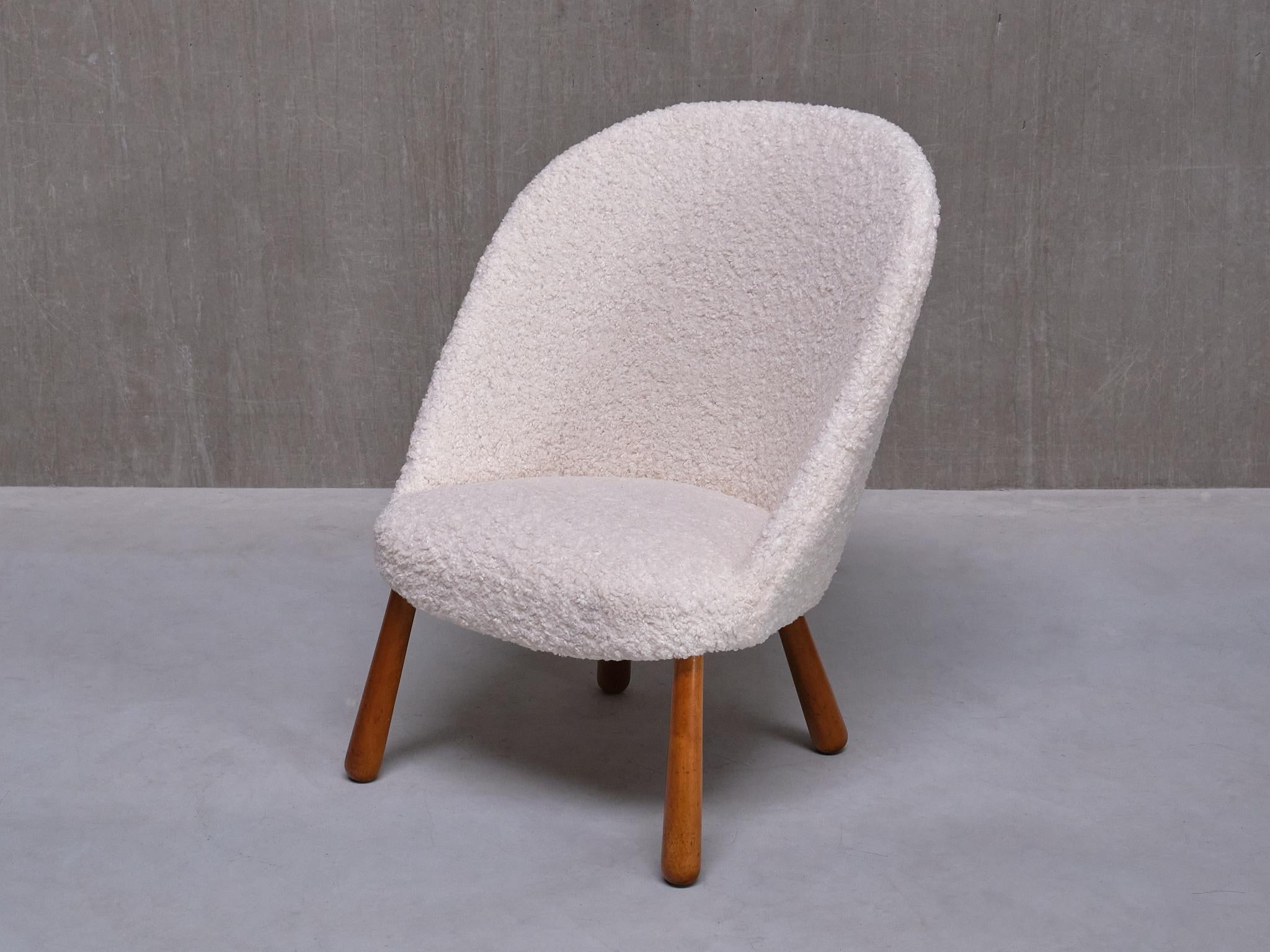 Scandinavo moderno Sedia moderna svedese Clam in tessuto di orsetto bianco e Beeche, anni '40 in vendita