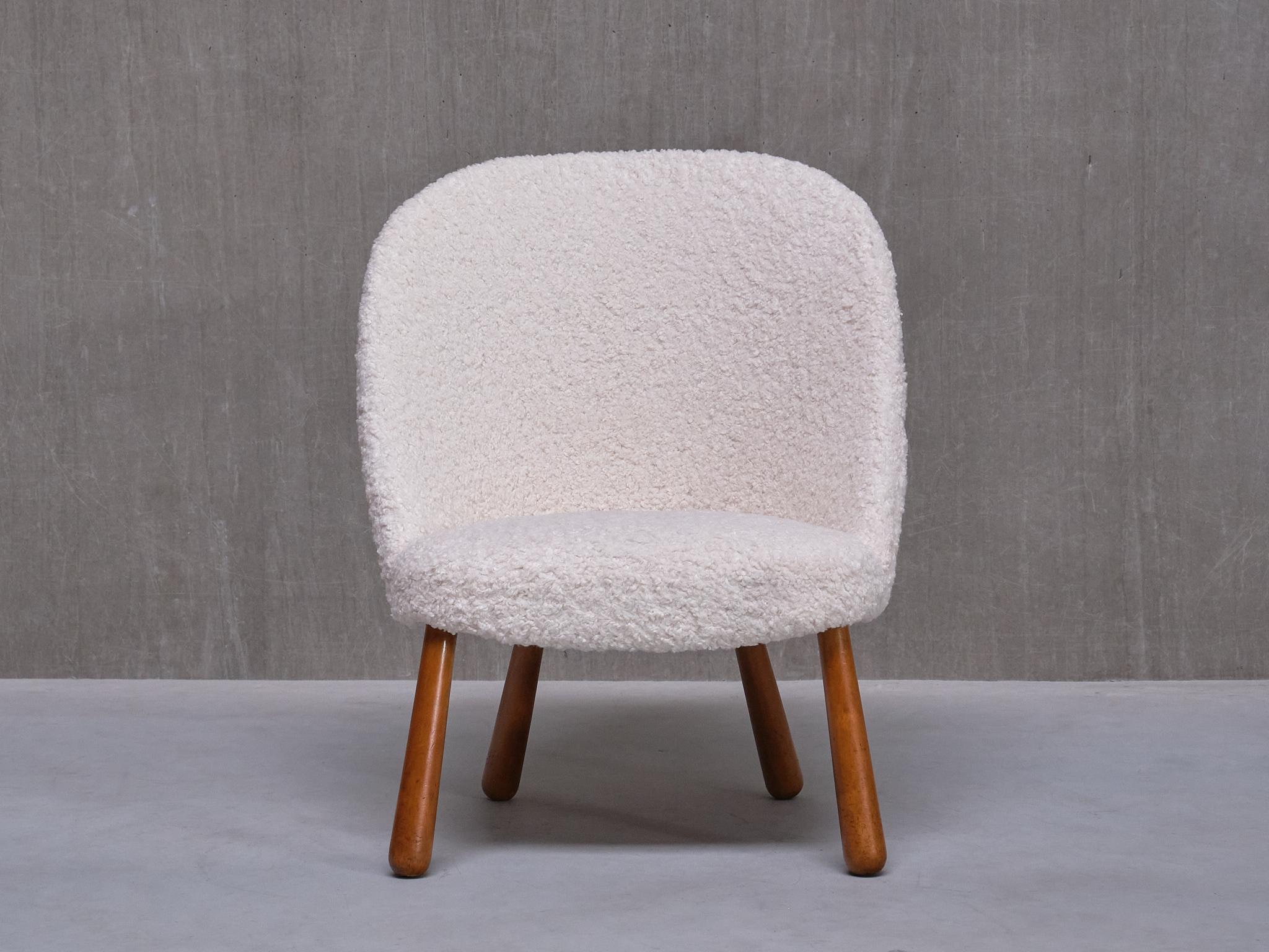 Svedese Sedia moderna svedese Clam in tessuto di orsetto bianco e Beeche, anni '40 in vendita