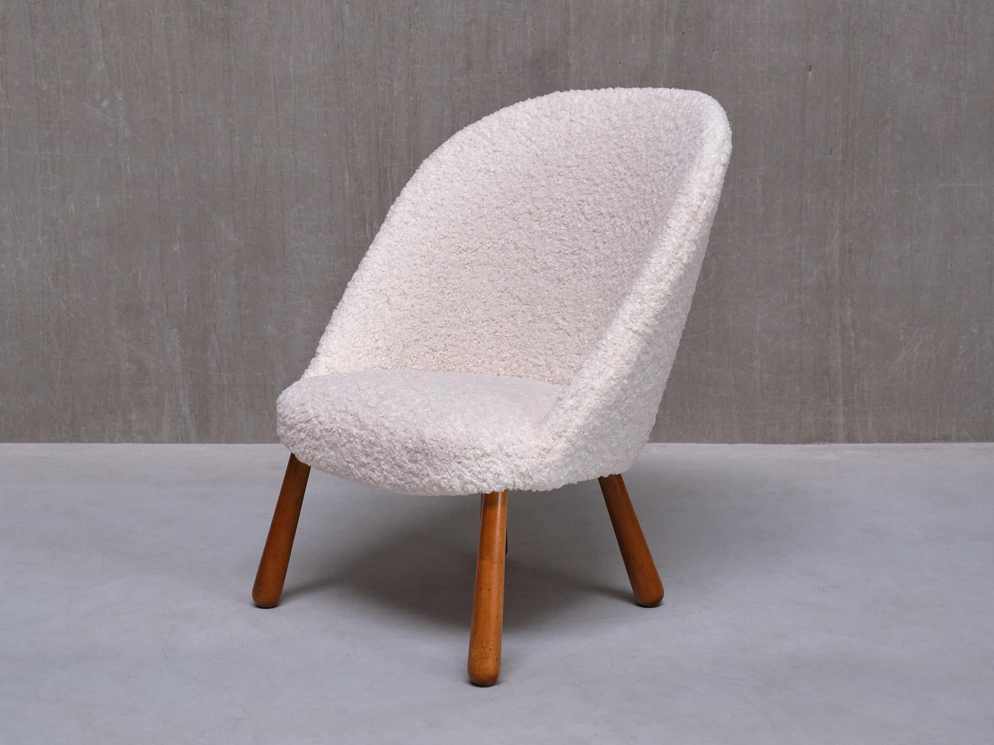 Metà XX secolo Sedia moderna svedese Clam in tessuto di orsetto bianco e Beeche, anni '40 in vendita