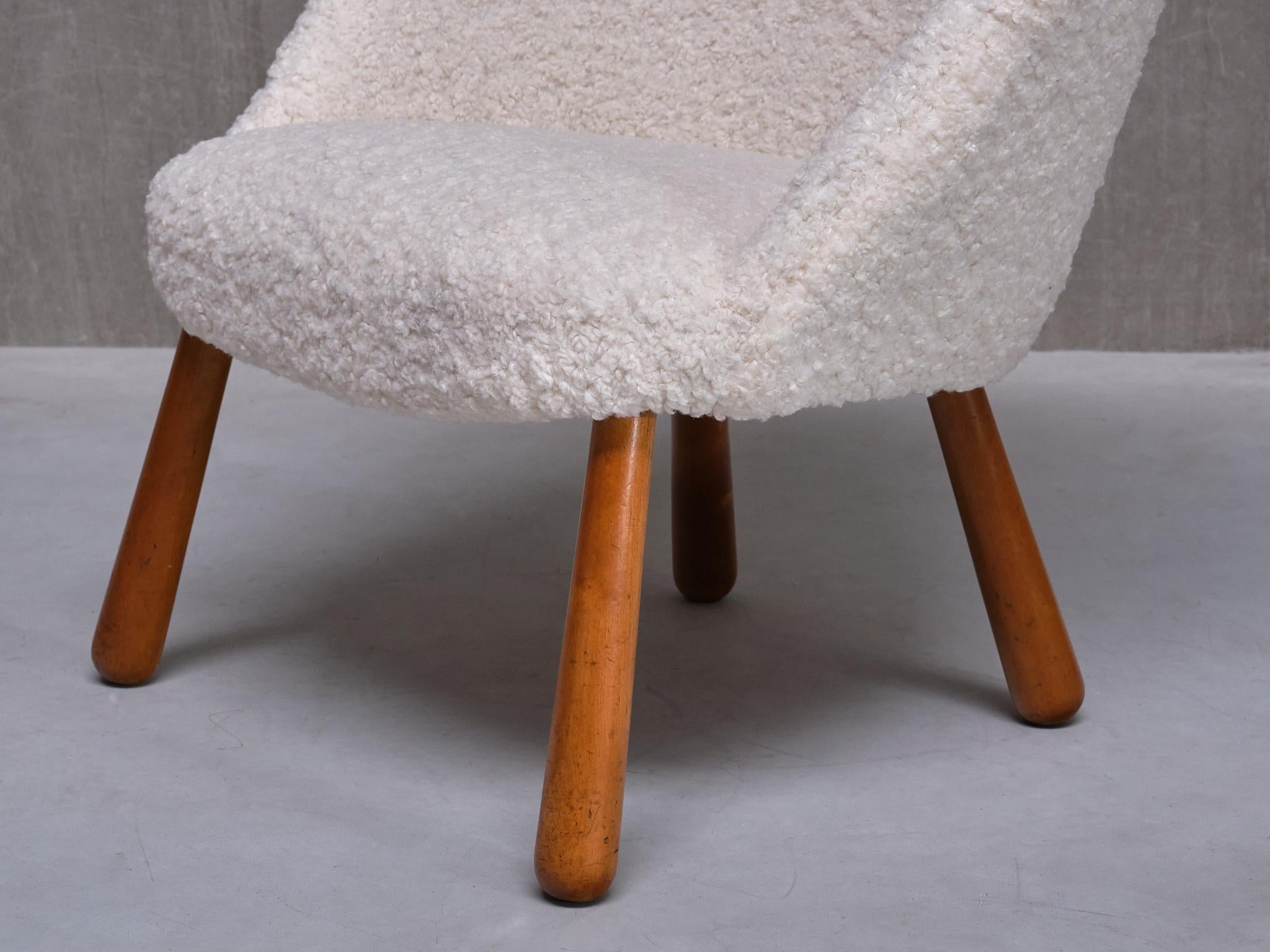 Tessuto Sedia moderna svedese Clam in tessuto di orsetto bianco e Beeche, anni '40 in vendita