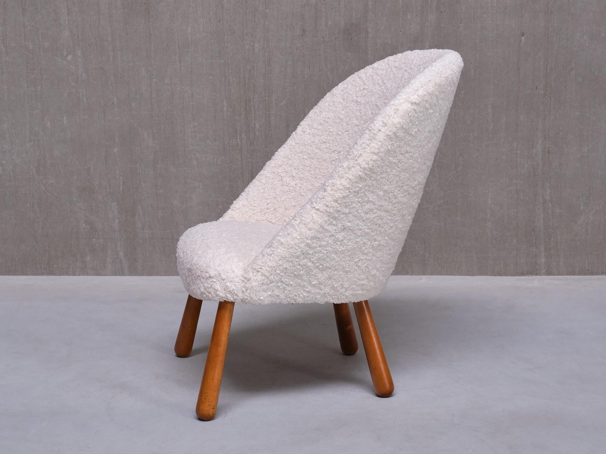 Sedia moderna svedese Clam in tessuto di orsetto bianco e Beeche, anni '40 in vendita 1