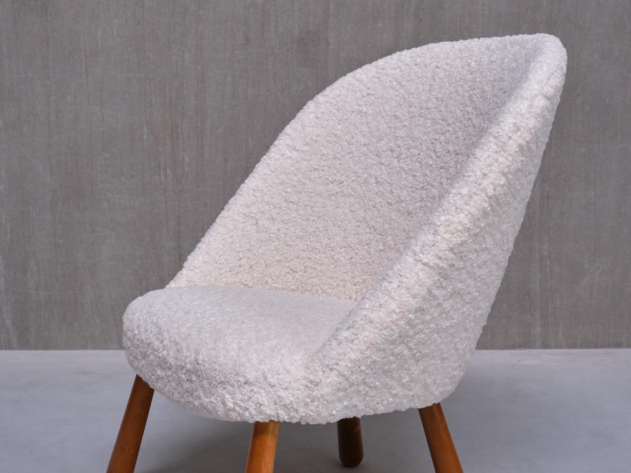 Sedia moderna svedese Clam in tessuto di orsetto bianco e Beeche, anni '40 in vendita 2